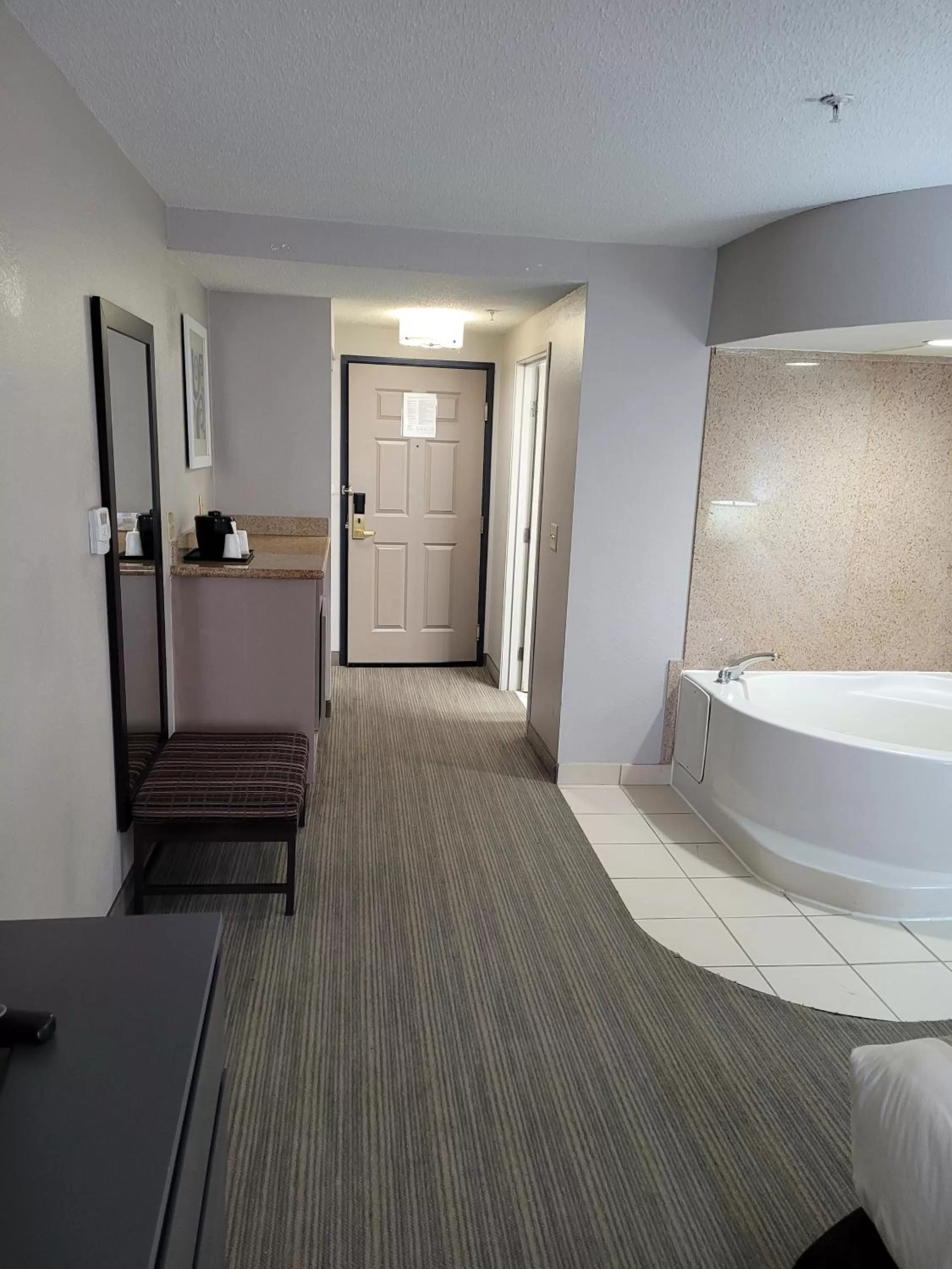 King Suite with Whirlpool - Non-Smoking in Country Inn & Suites by Radisson, Washington, D.C. East - Capitol Heights, MD