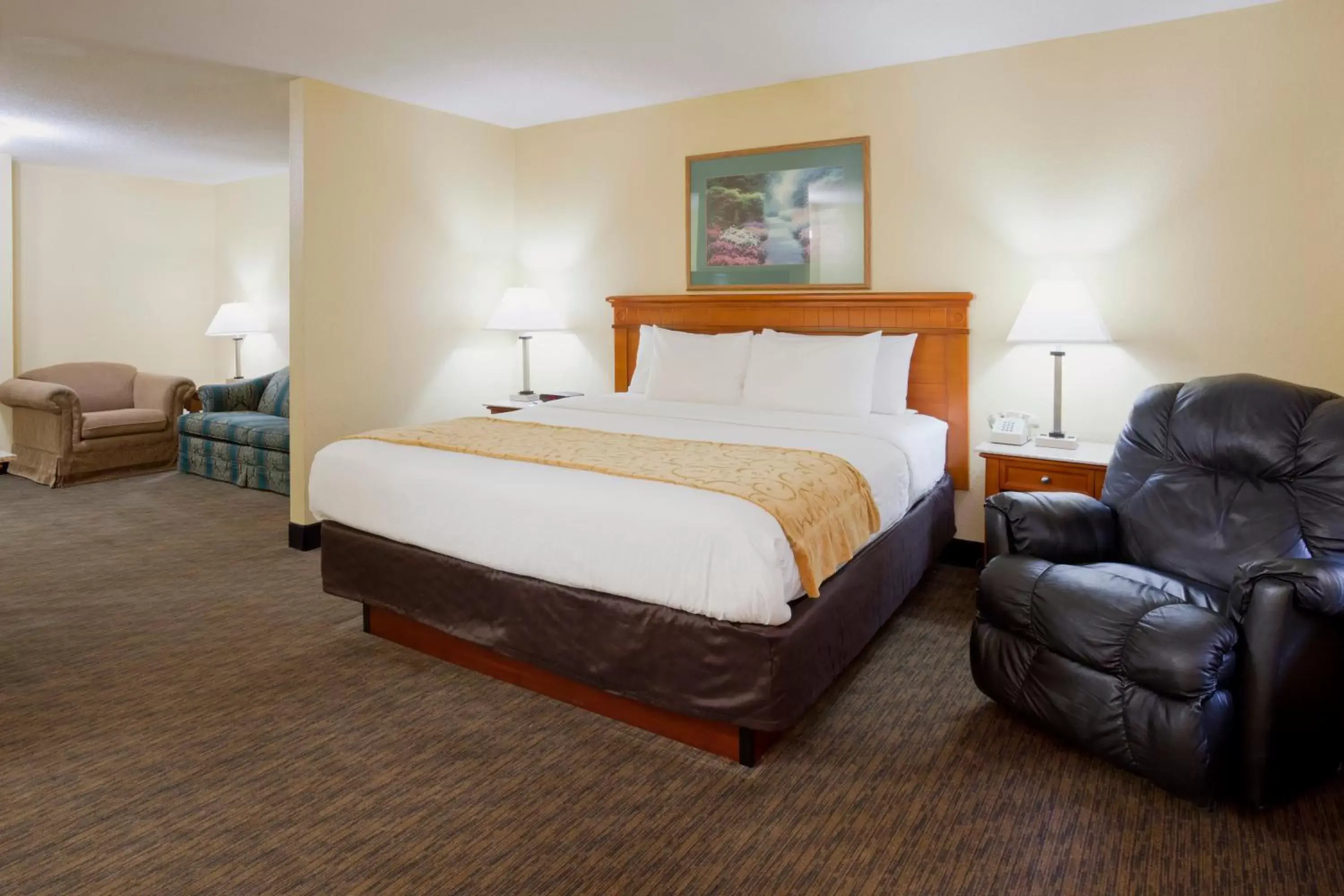 Bed in GrandStay Hotel and Suite Waseca