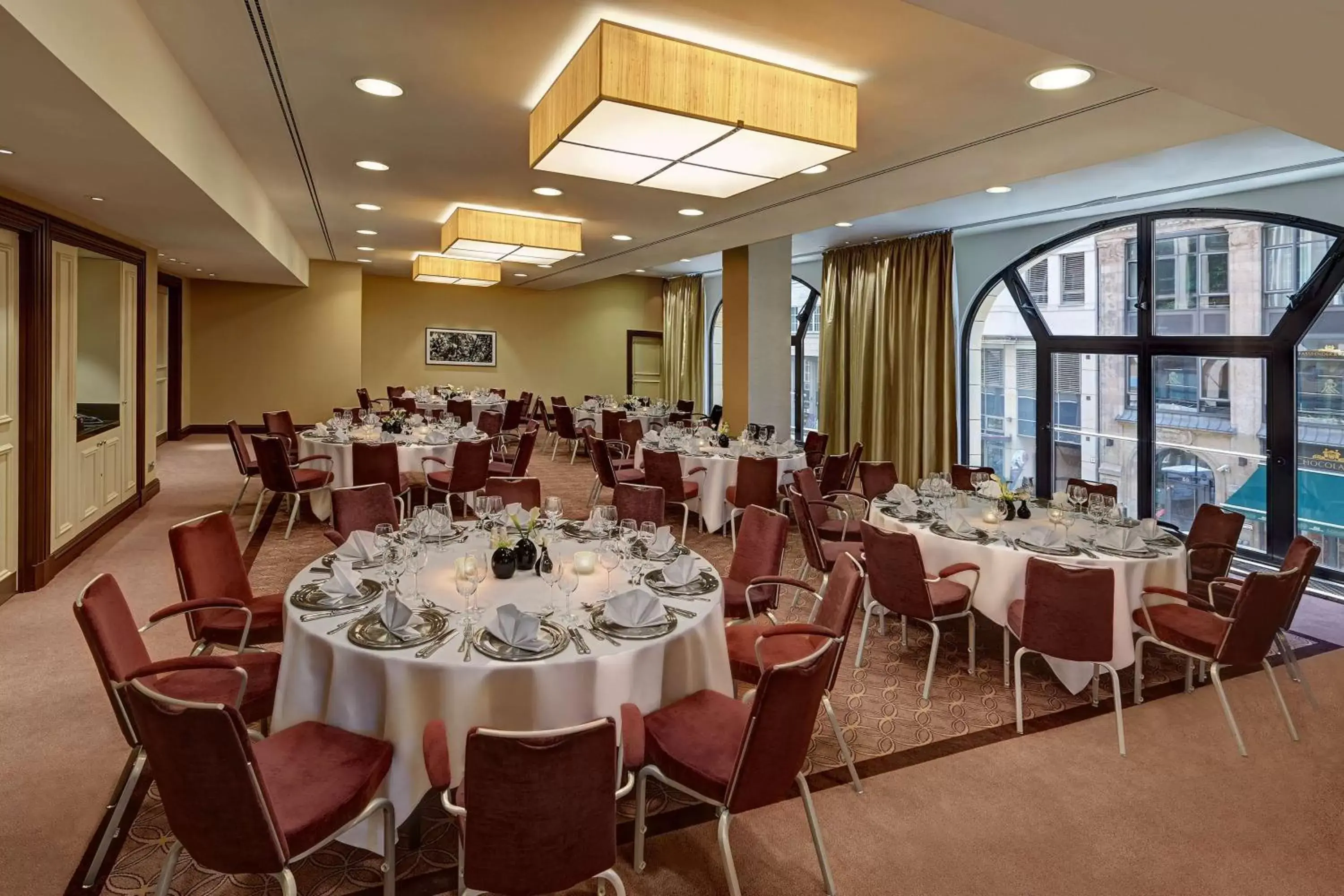 Meeting/conference room, Restaurant/Places to Eat in Hilton Berlin