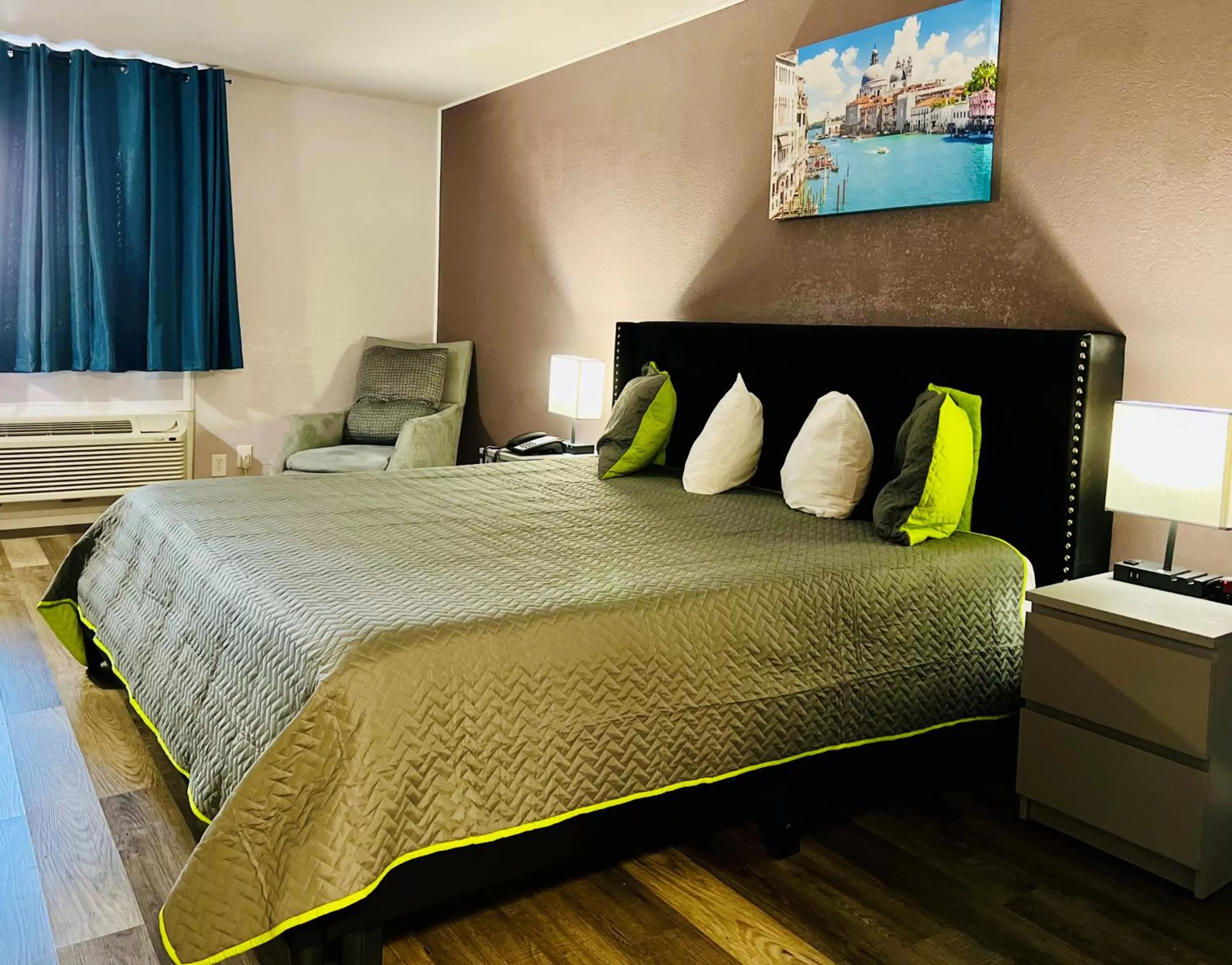 Bedroom, Bed in R Nite Star Inn and Suites -Home of the Cowboys & Rangers