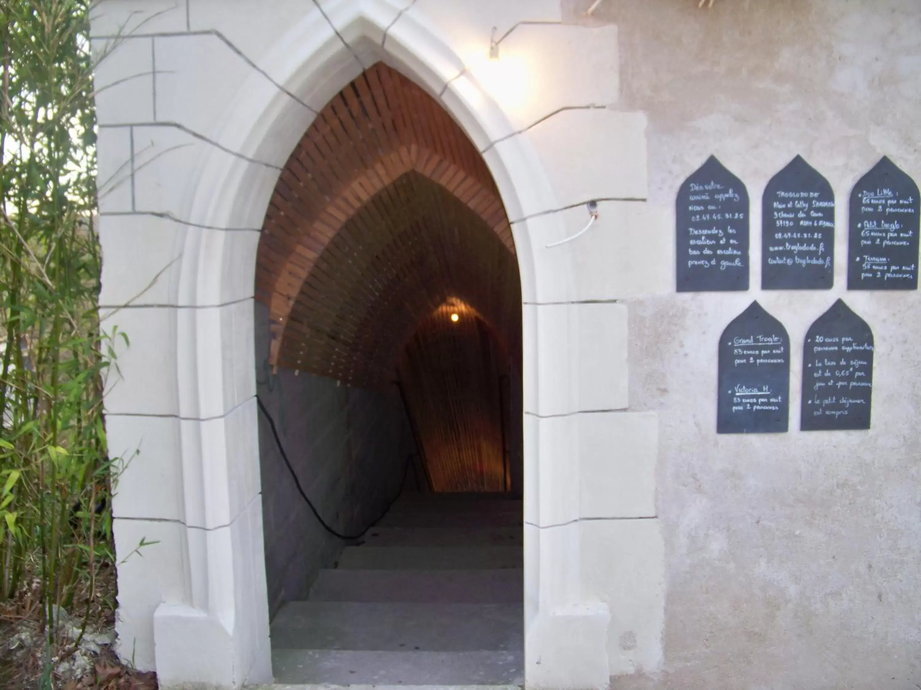 Facade/entrance in Logis Hôtels Troglododo