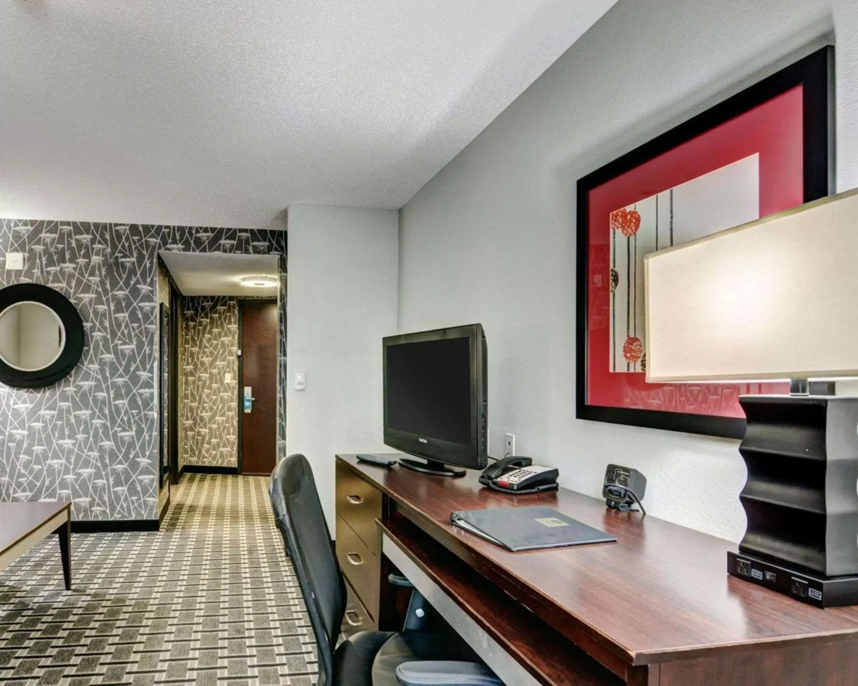 Photo of the whole room, TV/Entertainment Center in Comfort Suites Williamsburg Historic Area