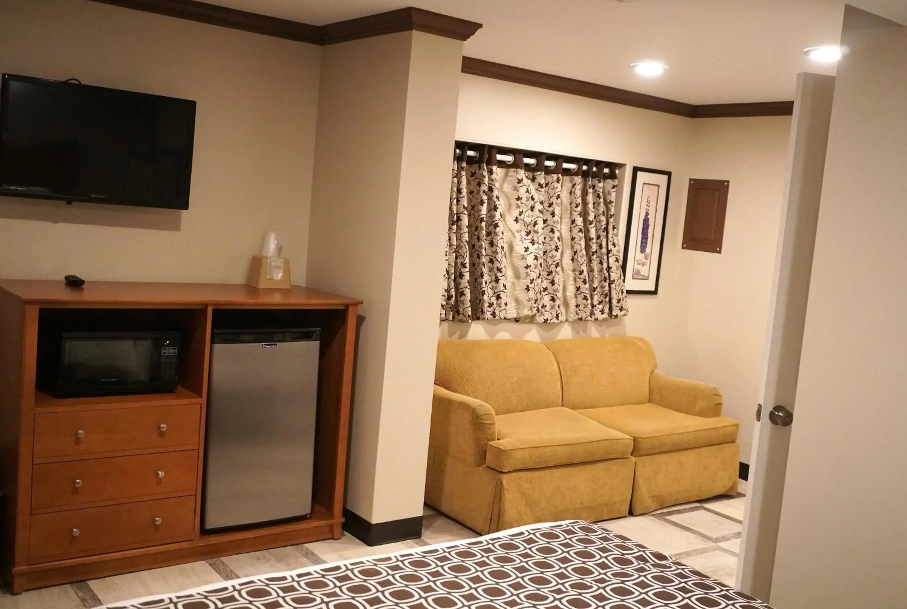 Living room, TV/Entertainment Center in Beachside Resort