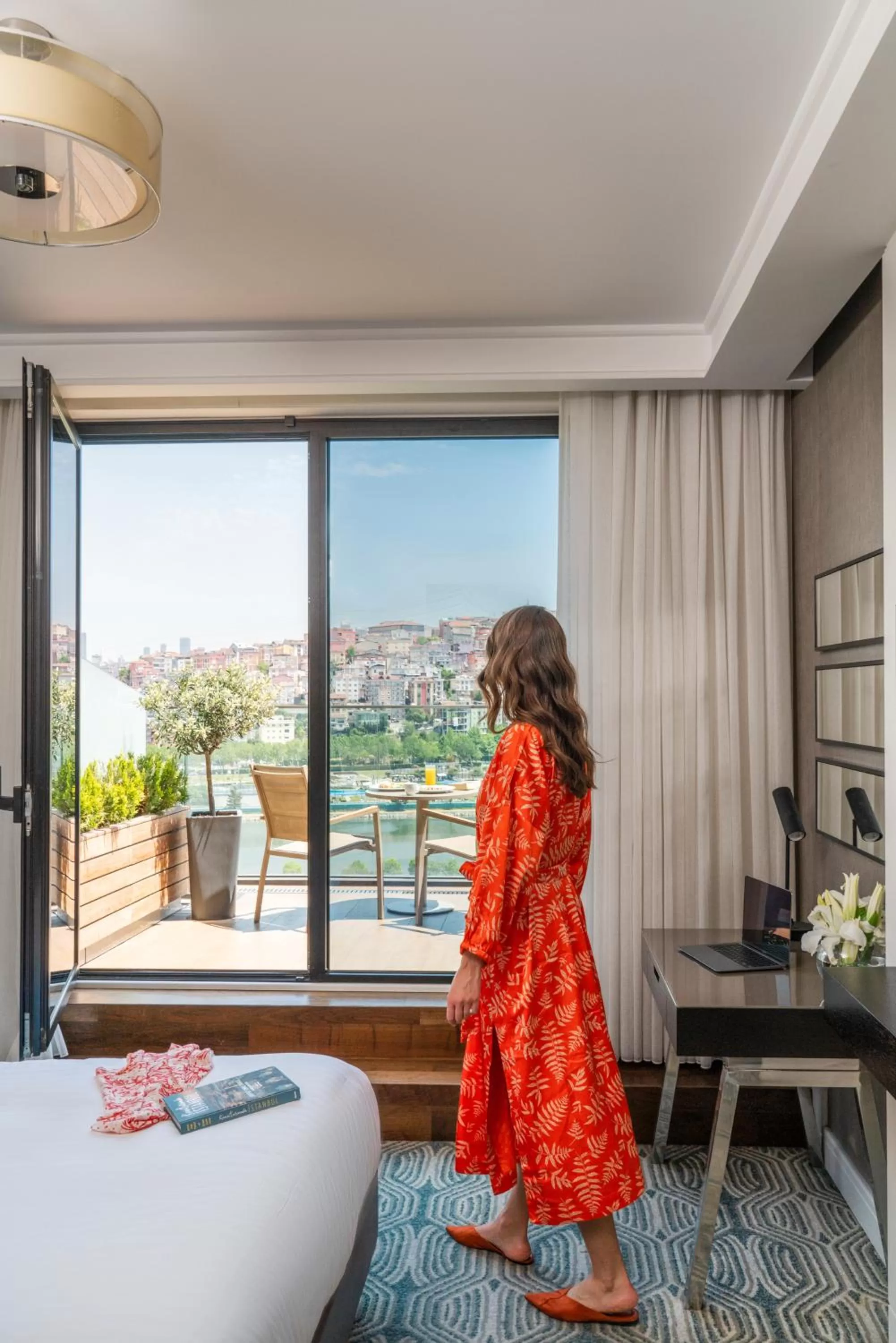 Balcony/Terrace, Bed in Mövenpick Istanbul Hotel Golden Horn
