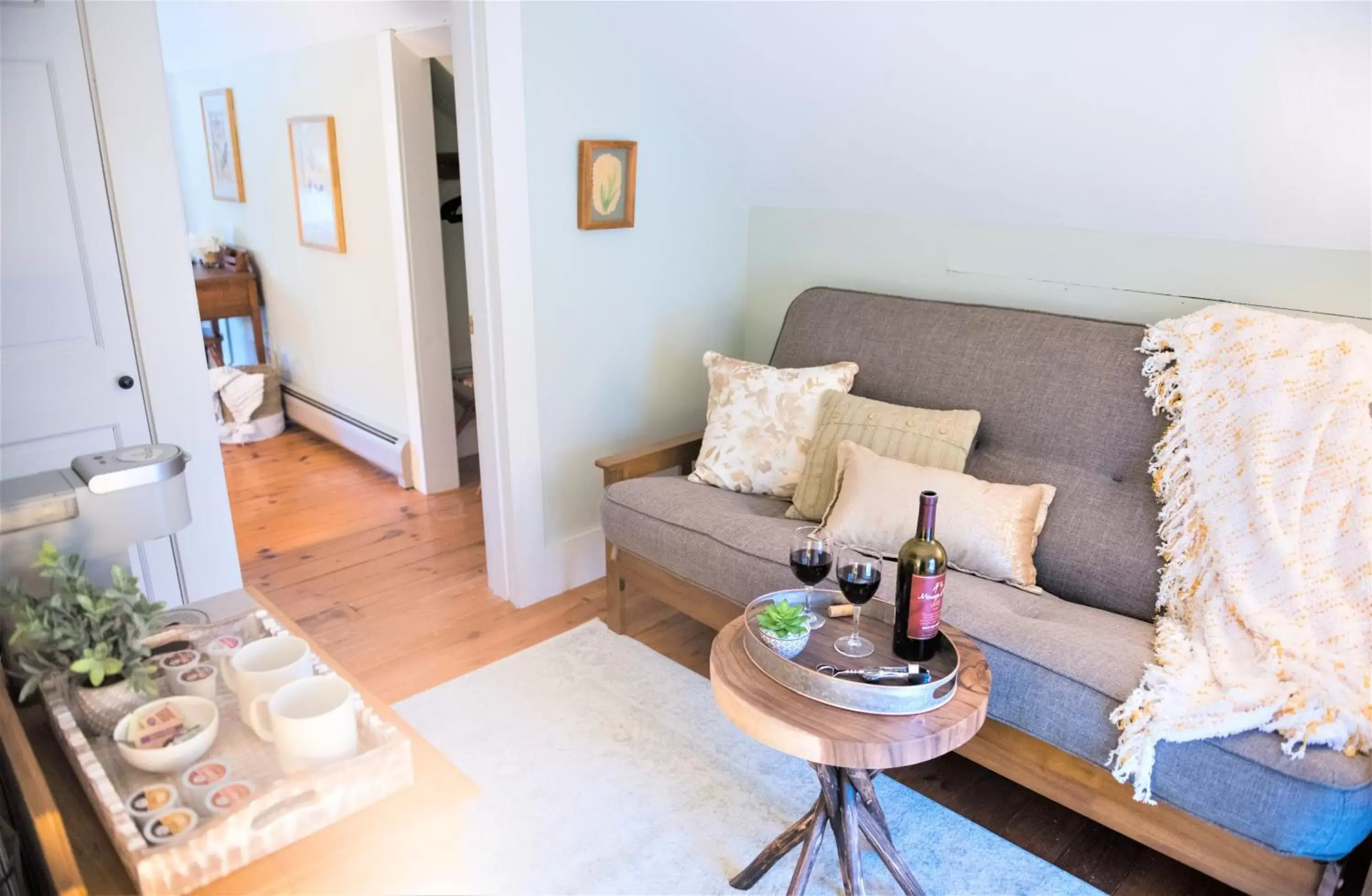 Food and drinks, Seating Area in Inn on Golden Pond