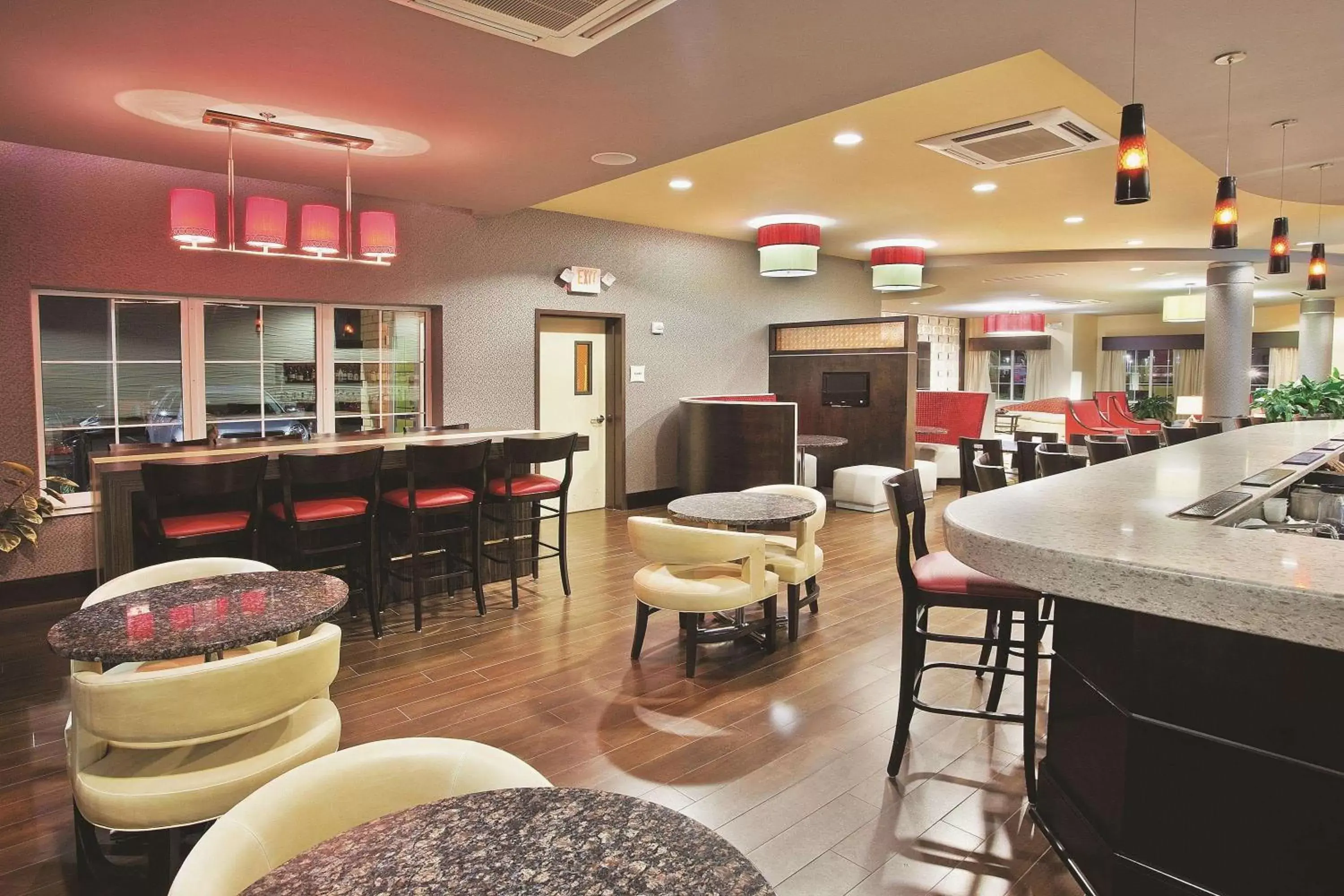 Lounge or bar, Lounge/Bar in La Quinta by Wyndham Hinesville - Fort Stewart