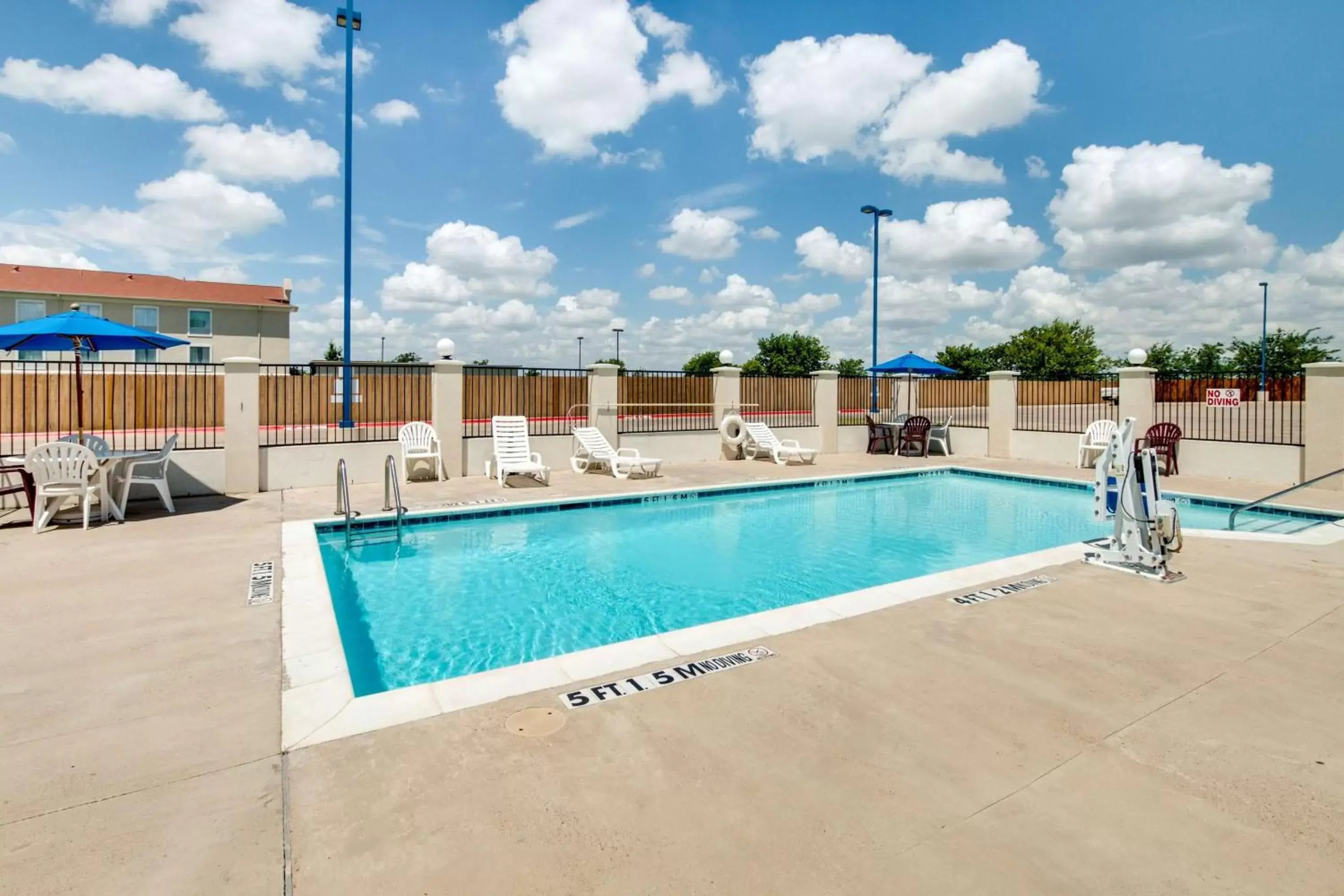 Day, Swimming Pool in Motel 6-Cleburne, TX