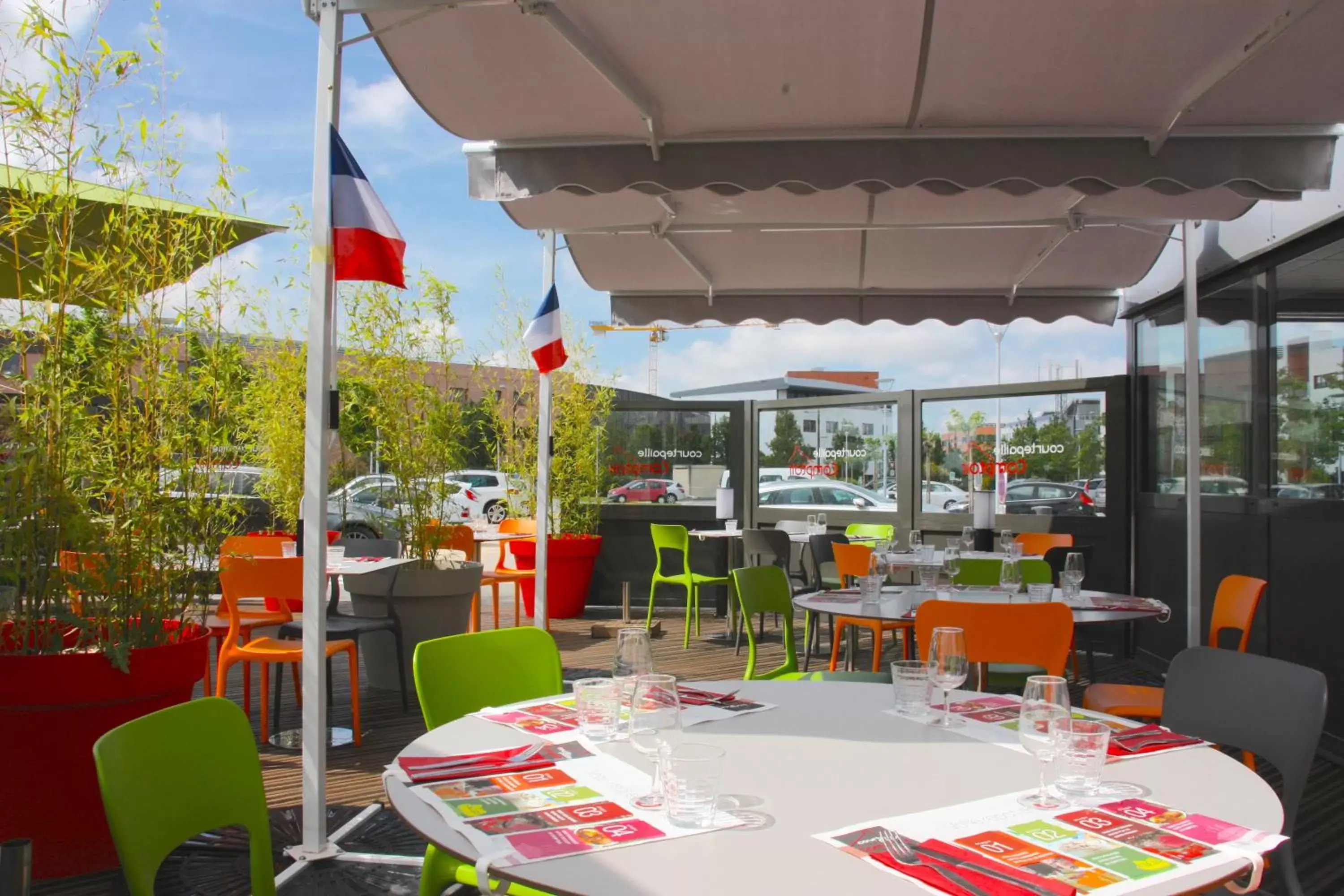 Patio, Restaurant/Places to Eat in ibis Styles Romans-Valence Gare TGV