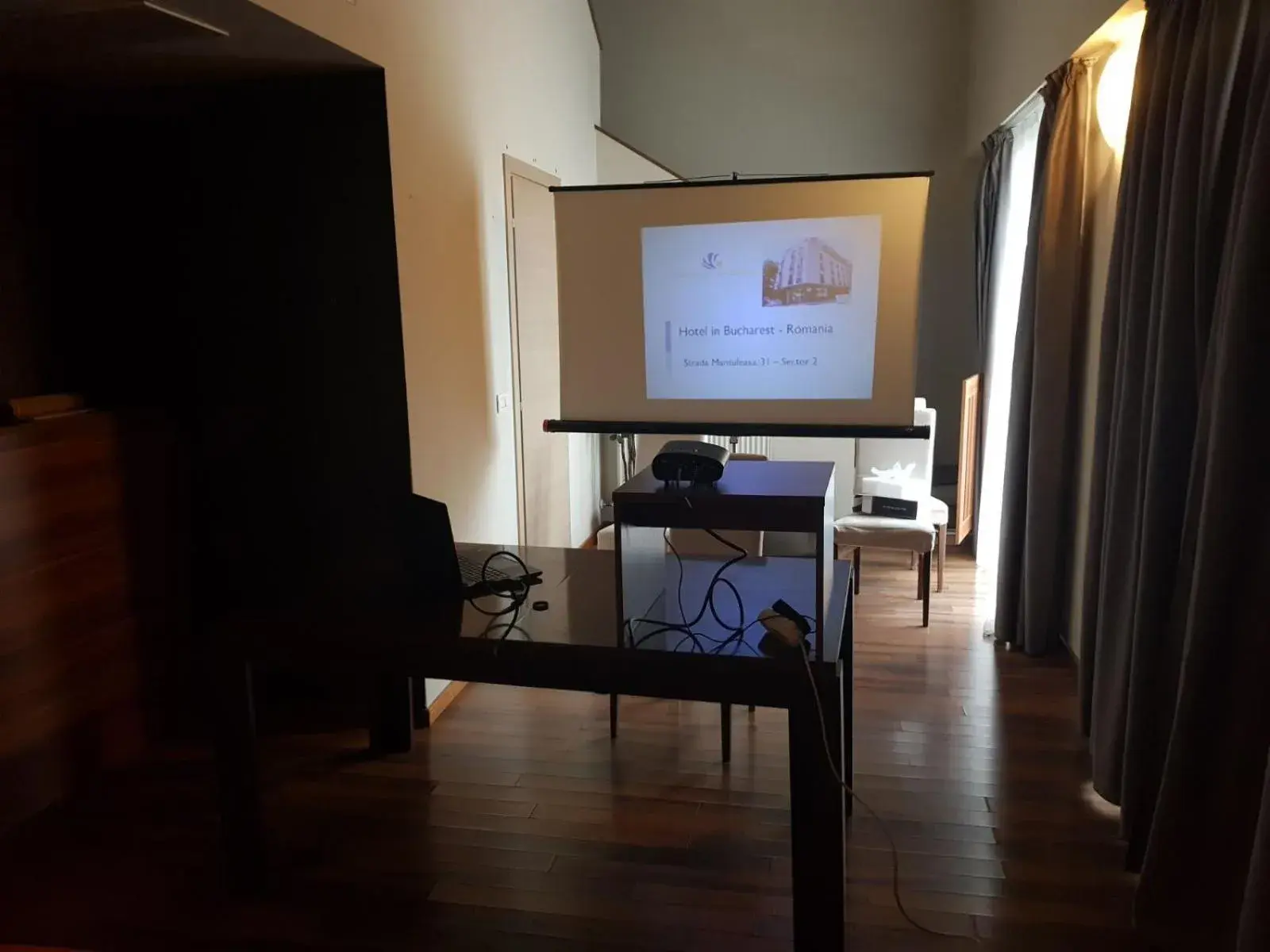 Meeting/conference room, TV/Entertainment Center in Hotel Hemingway Residence