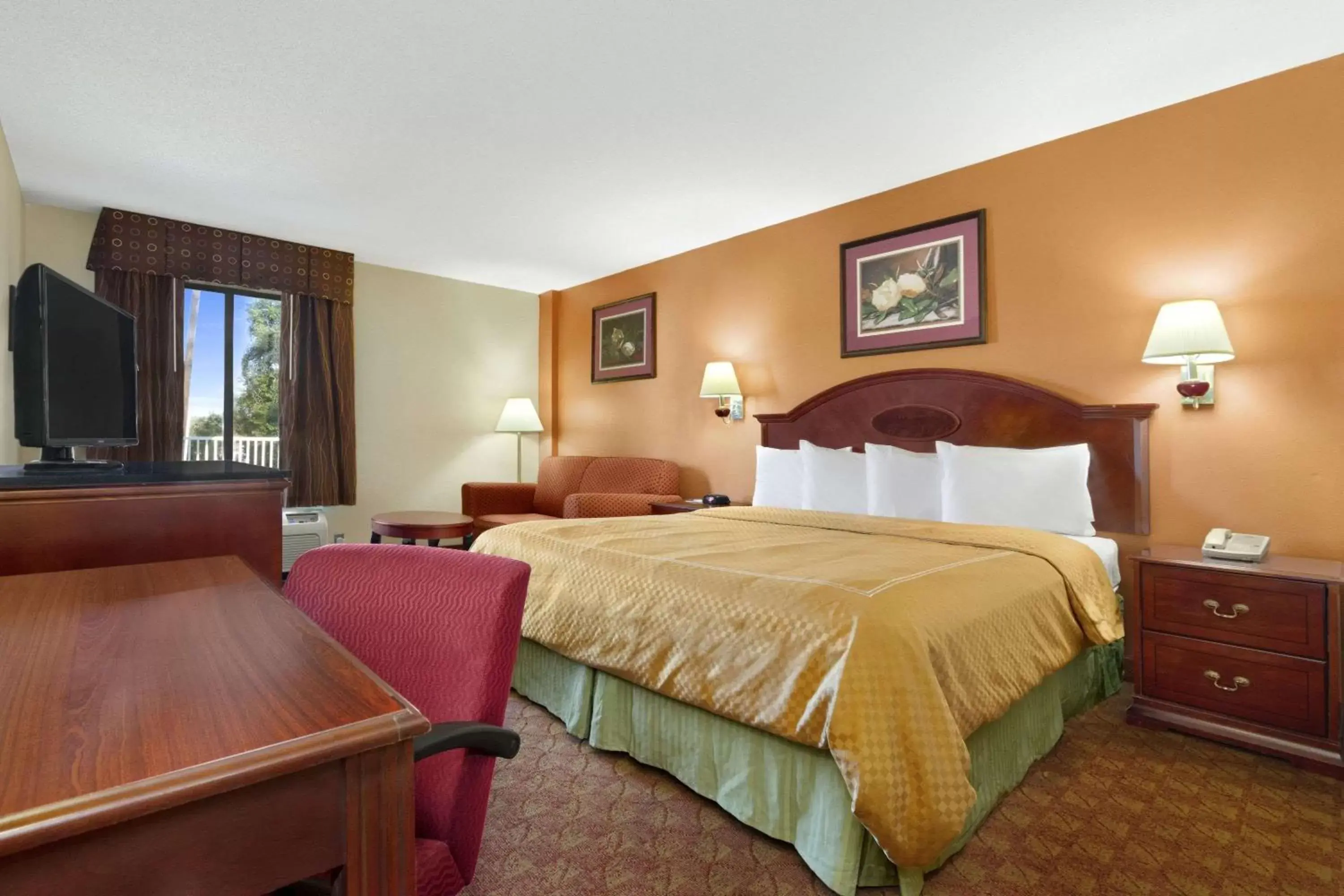 Photo of the whole room, Bed in Ramada Limited - Columbia