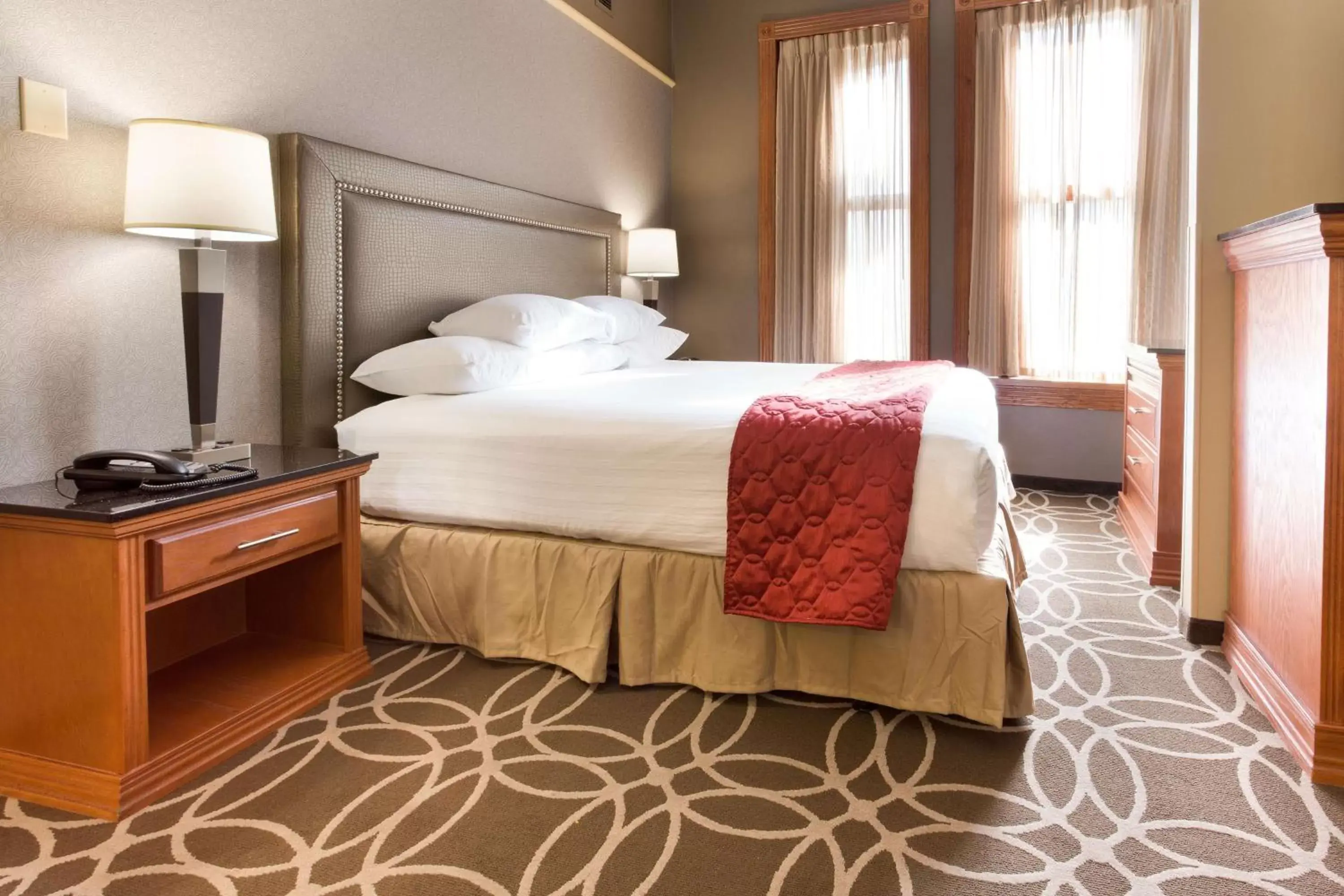 Photo of the whole room, Bed in Drury Inn & Suites San Antonio Riverwalk