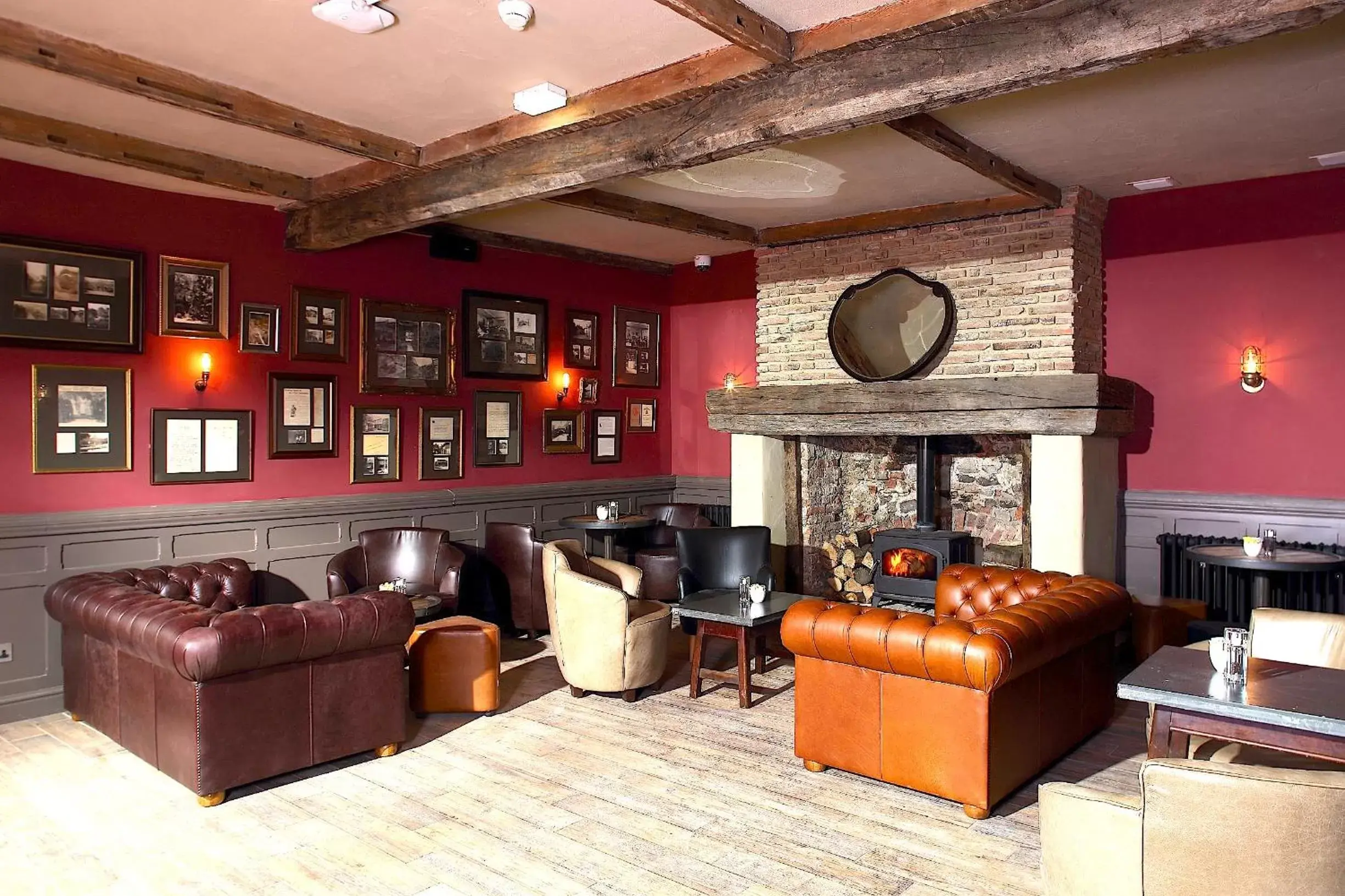 Lounge or bar in The Crown And Thistle, Abingdon Lounge or bar in The Crown And Thistle, Abingdon
