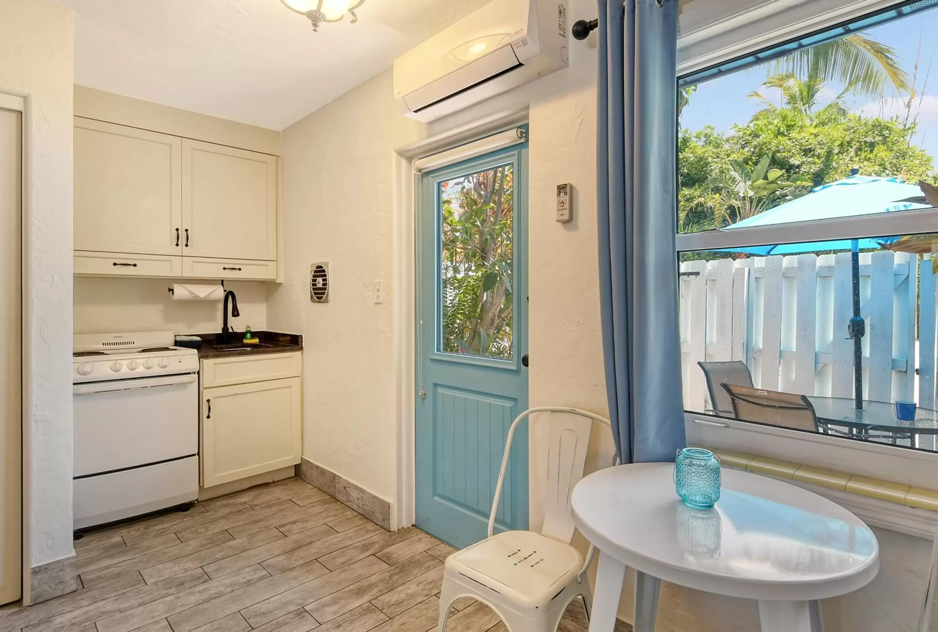 Kitchen/Kitchenette in Siesta Key Palms Resort