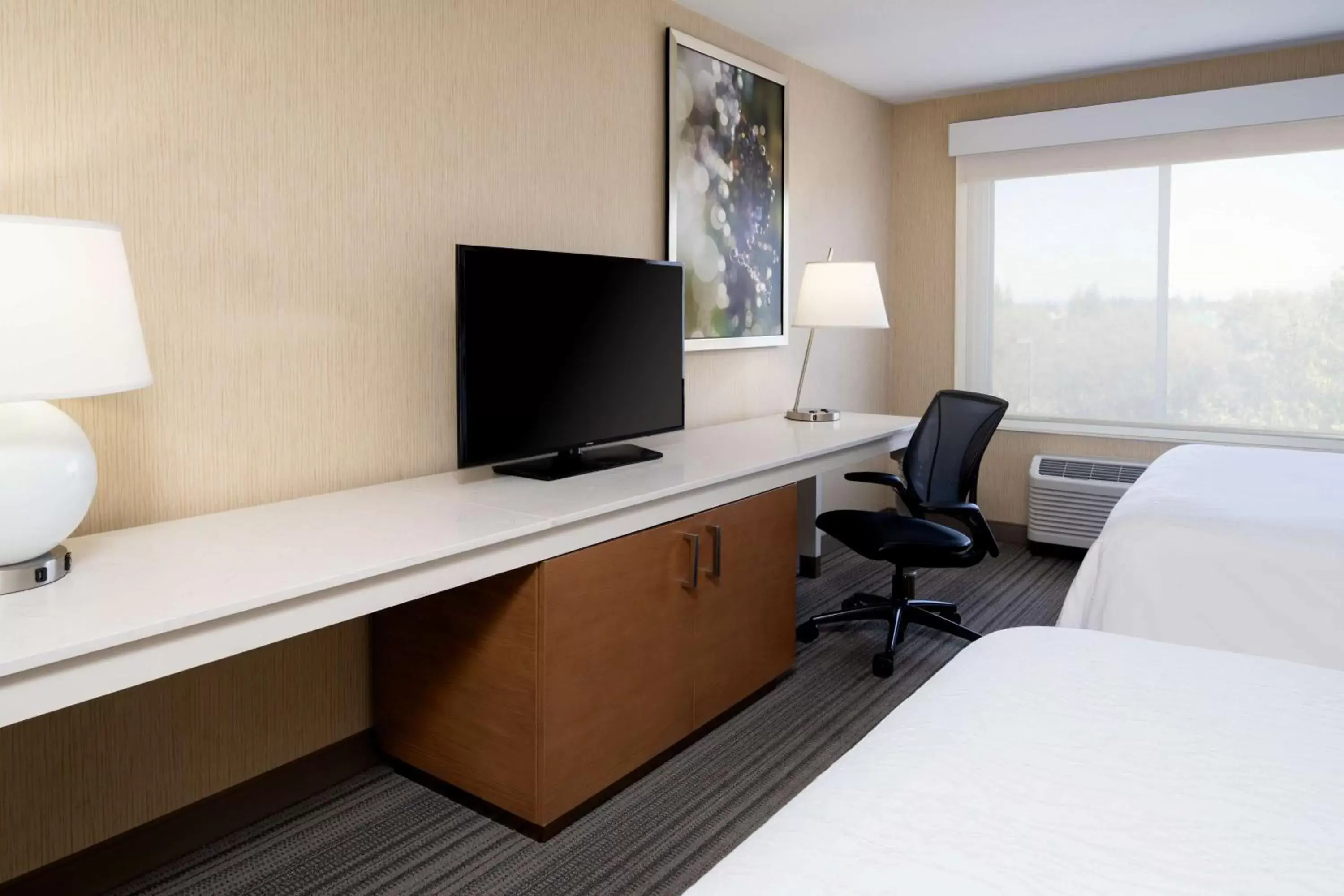 Bedroom, TV/Entertainment Center in Hilton Garden Inn Roseville