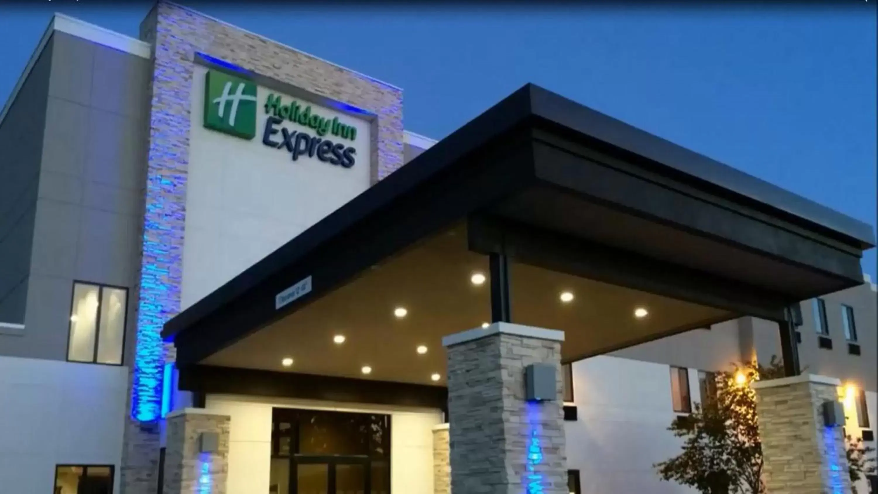 Property building in Holiday Inn Express & Suites - Oklahoma City Airport, an IHG Hotel