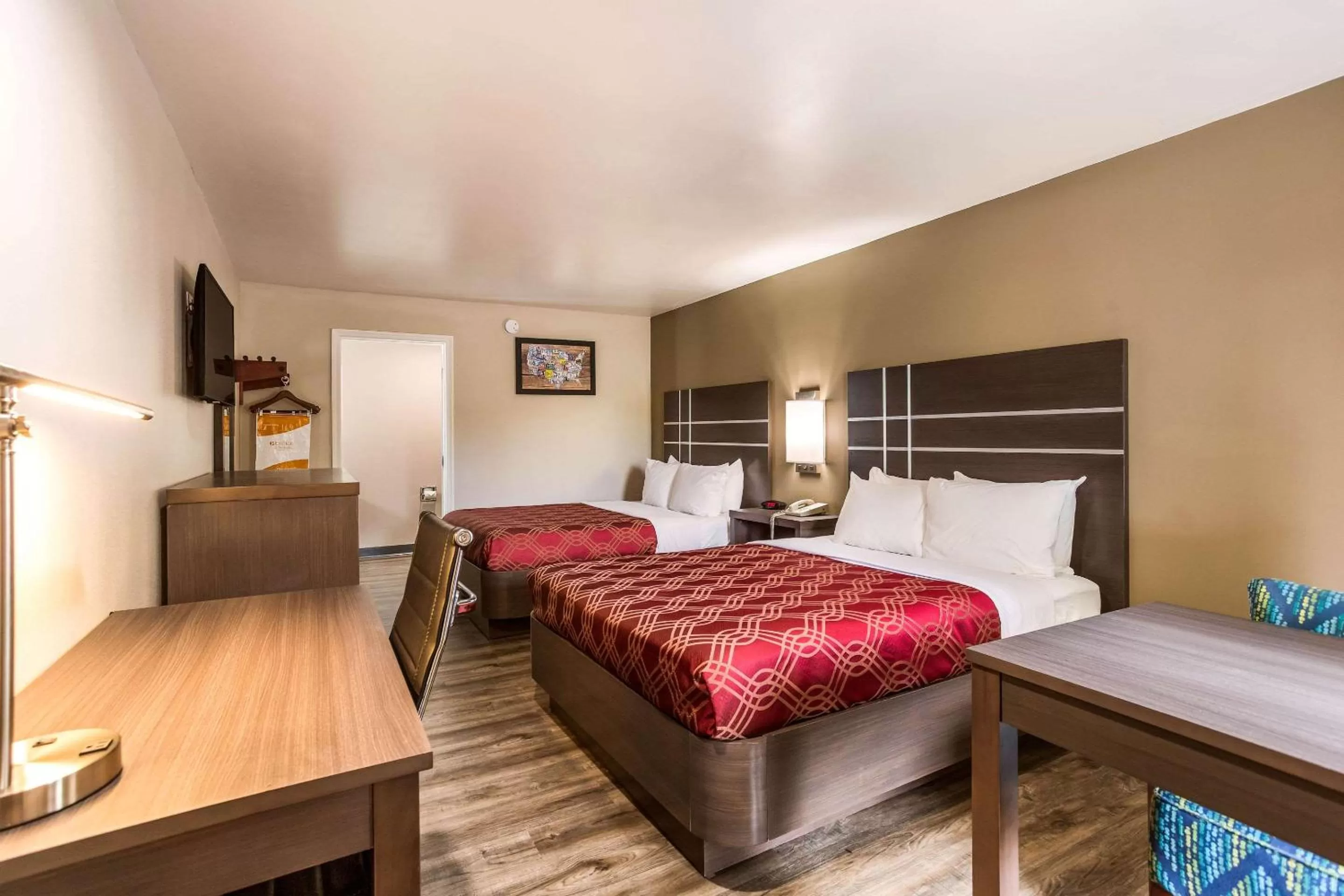 Photo of the whole room, Bed in Econo Lodge Inn & Suites Murfreesboro Shopping District