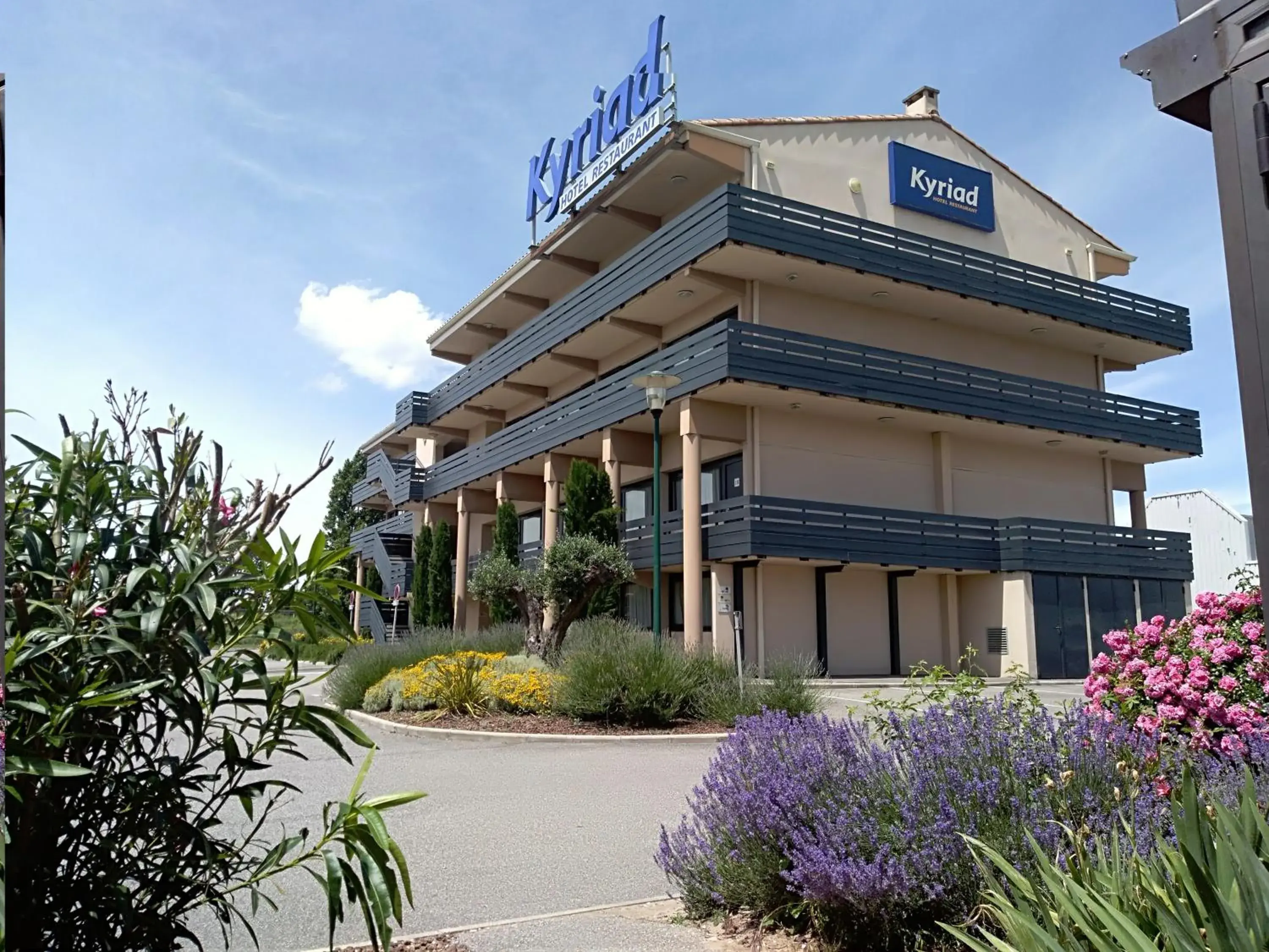 Facade/entrance, Property Building in Kyriad Carcassonne - Aéroport