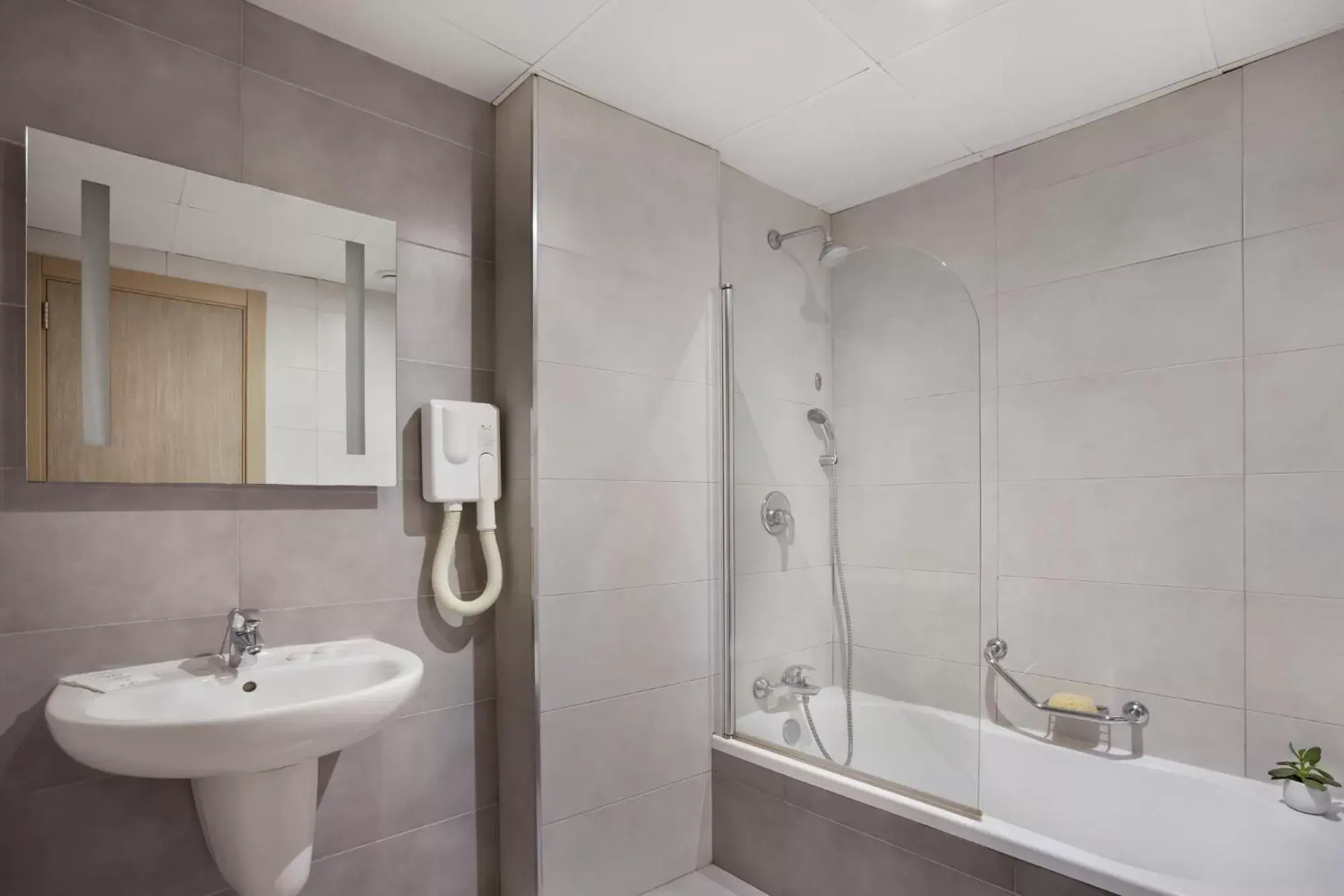 Bathroom in Plaza Regency Hotels