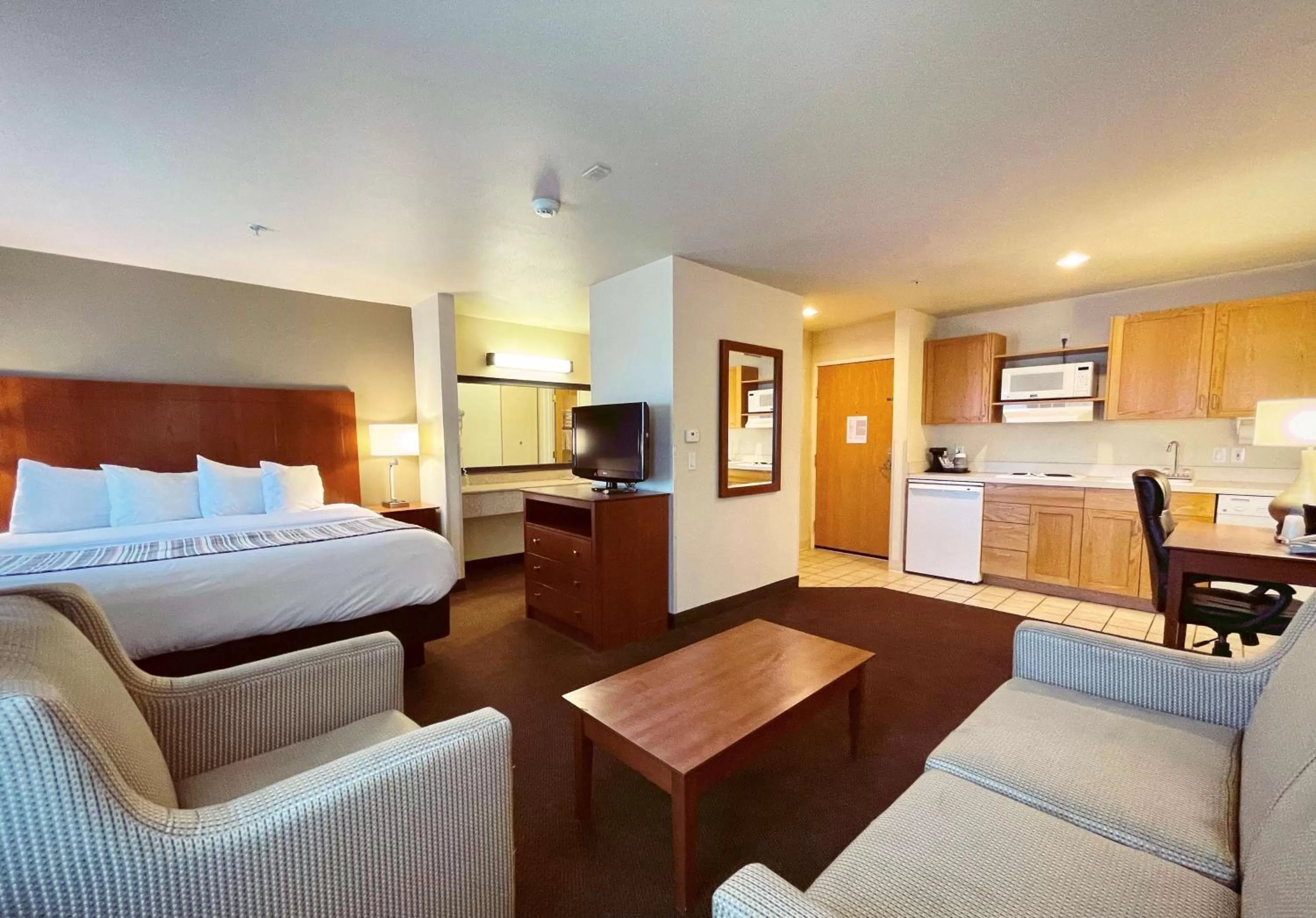 One-Bedroom King Suite with Sofa Bed - Non-Smoking in Country Inn & Suites by Radisson, Bend, OR