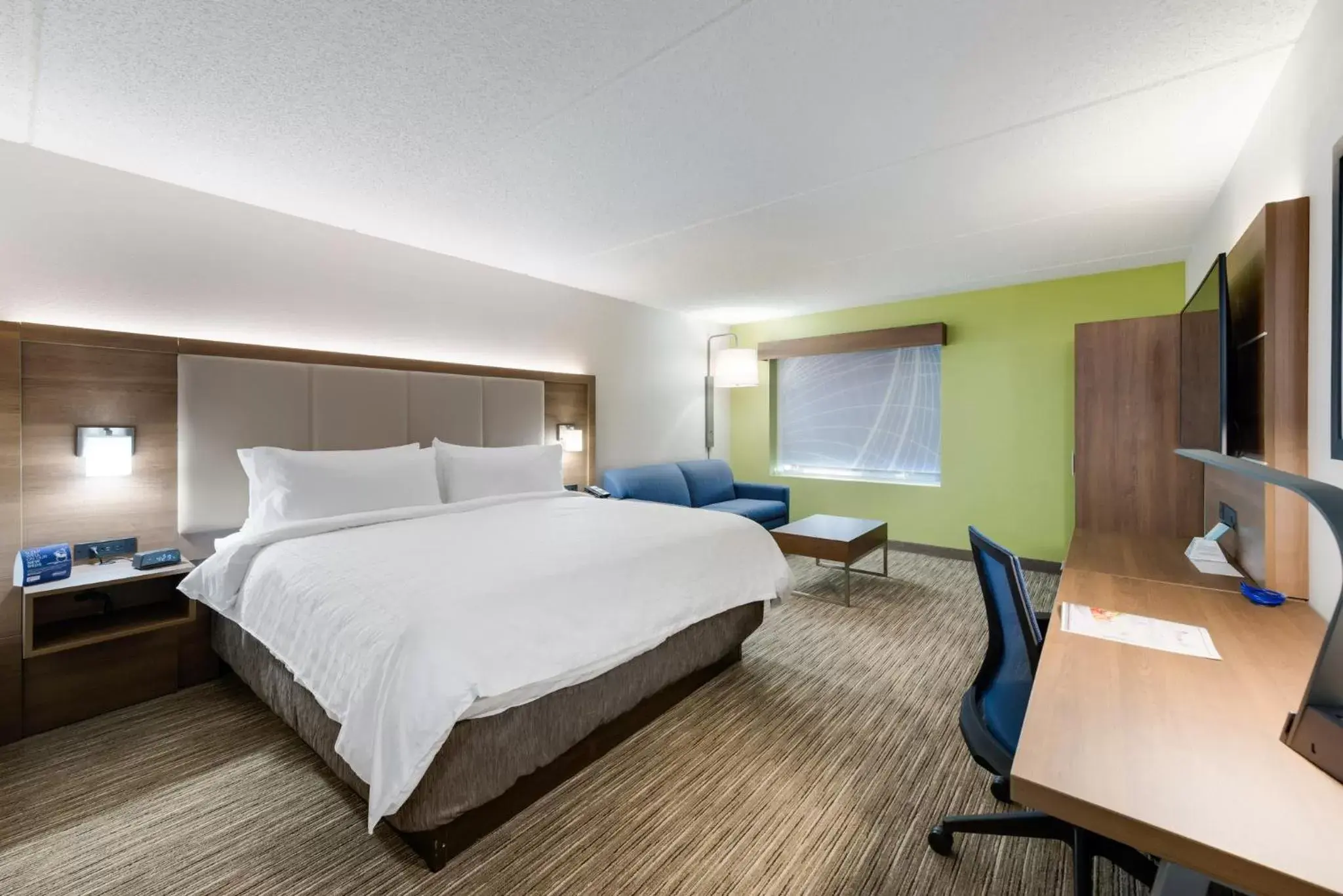 Photo of the whole room, Bed in Holiday Inn Express Naperville, an IHG Hotel