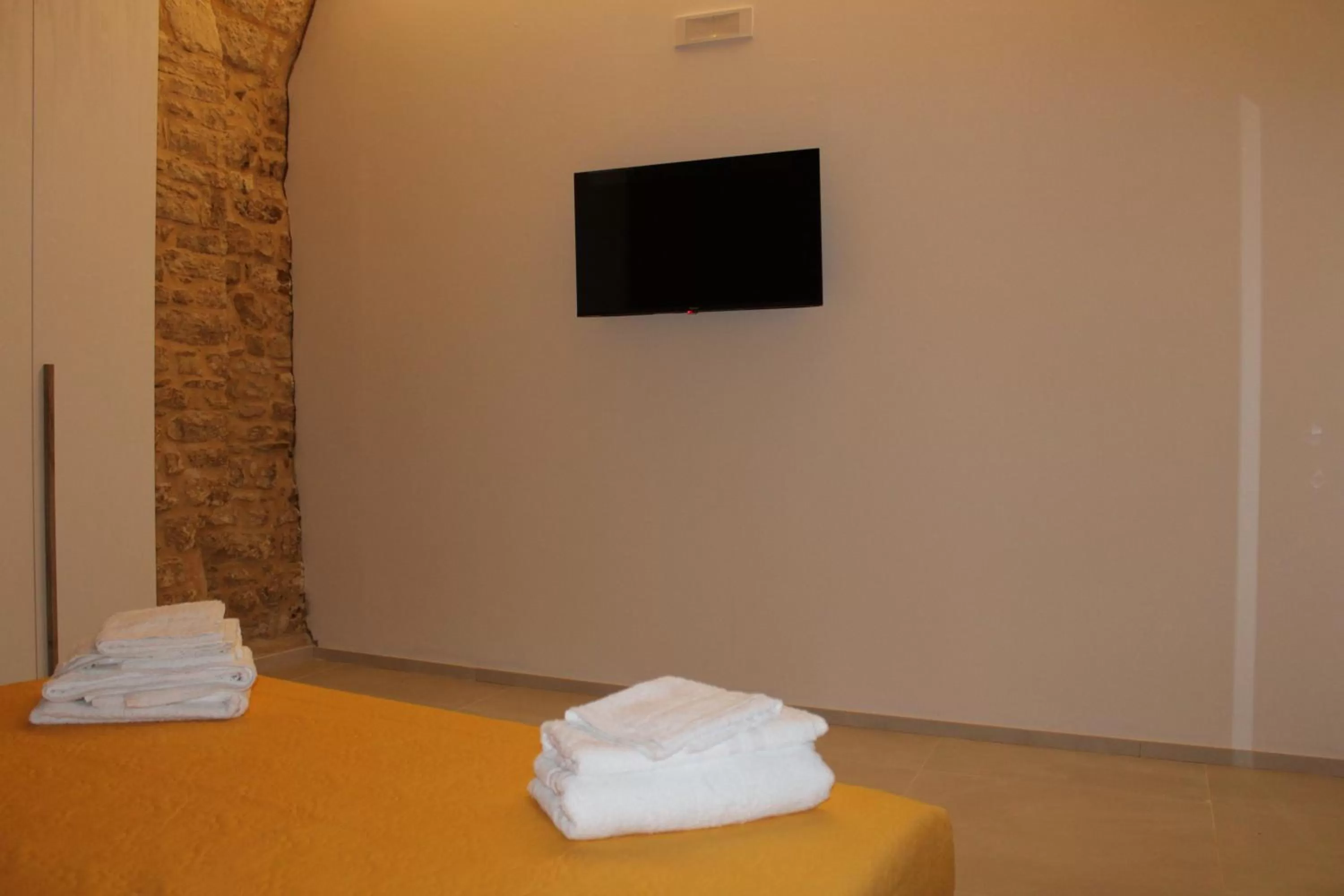 TV and multimedia, TV/Entertainment Center in B&B Terragine