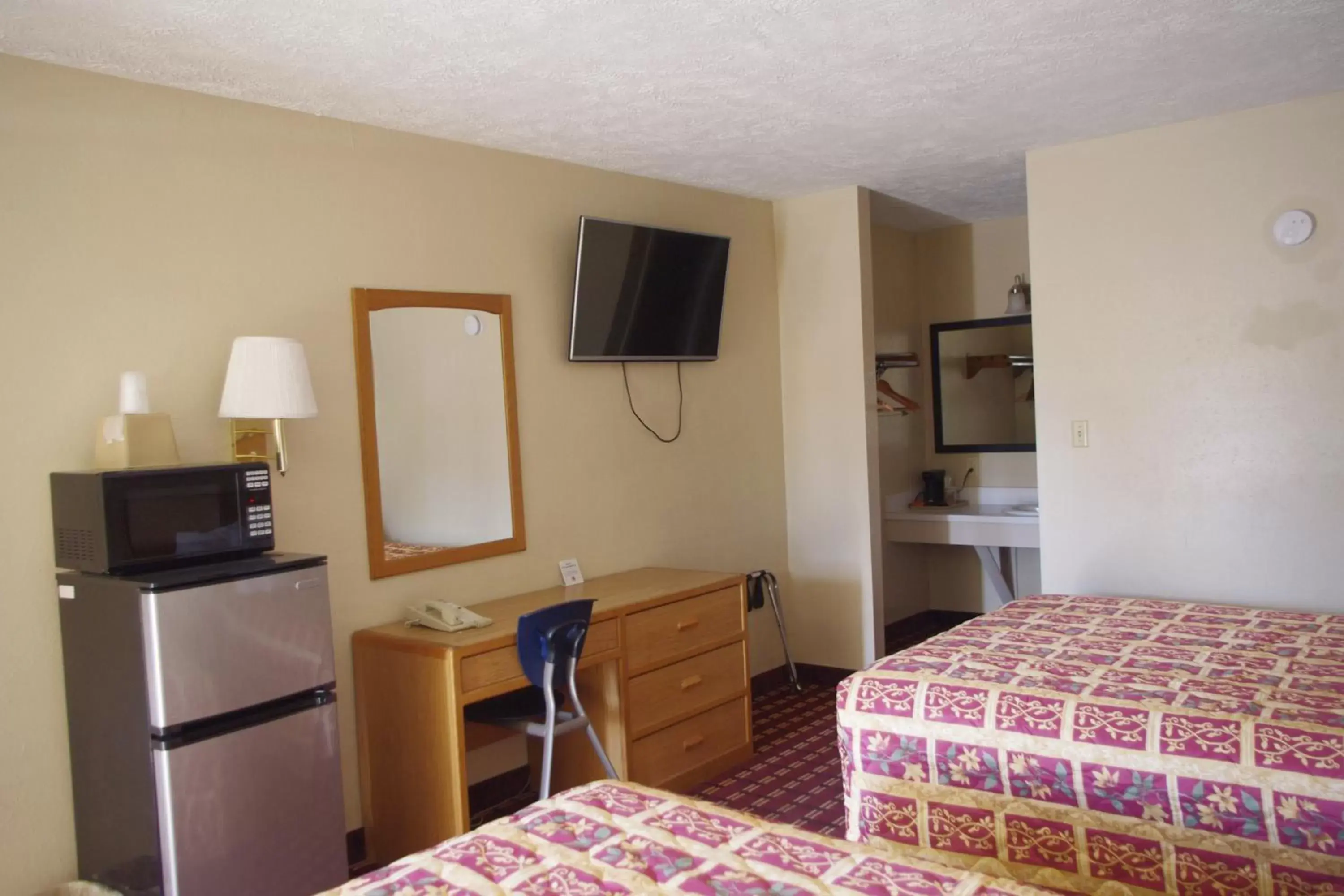 TV and multimedia, TV/Entertainment Center in Economy Inn McCook