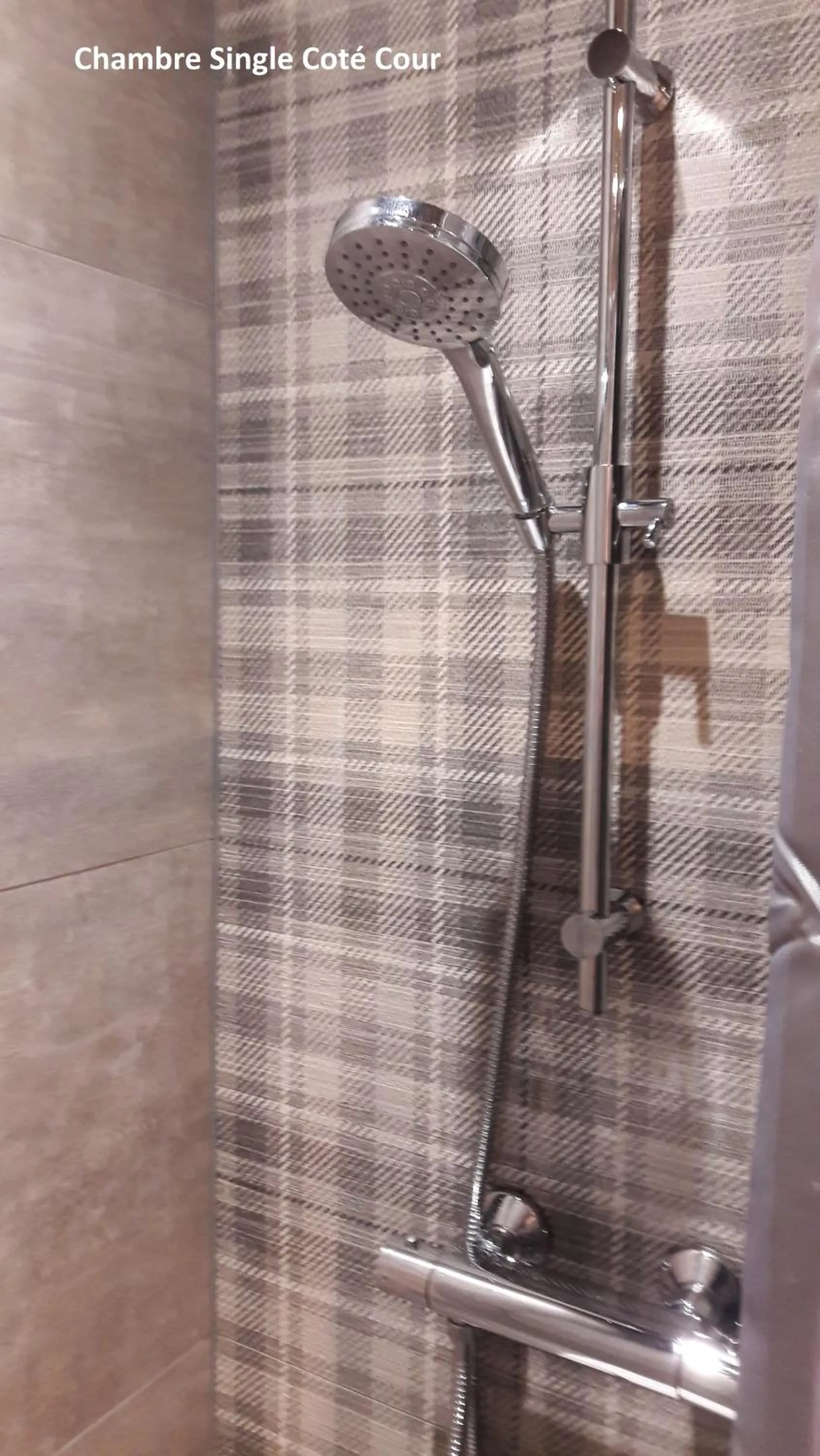 Shower in Hôtel Les Brises