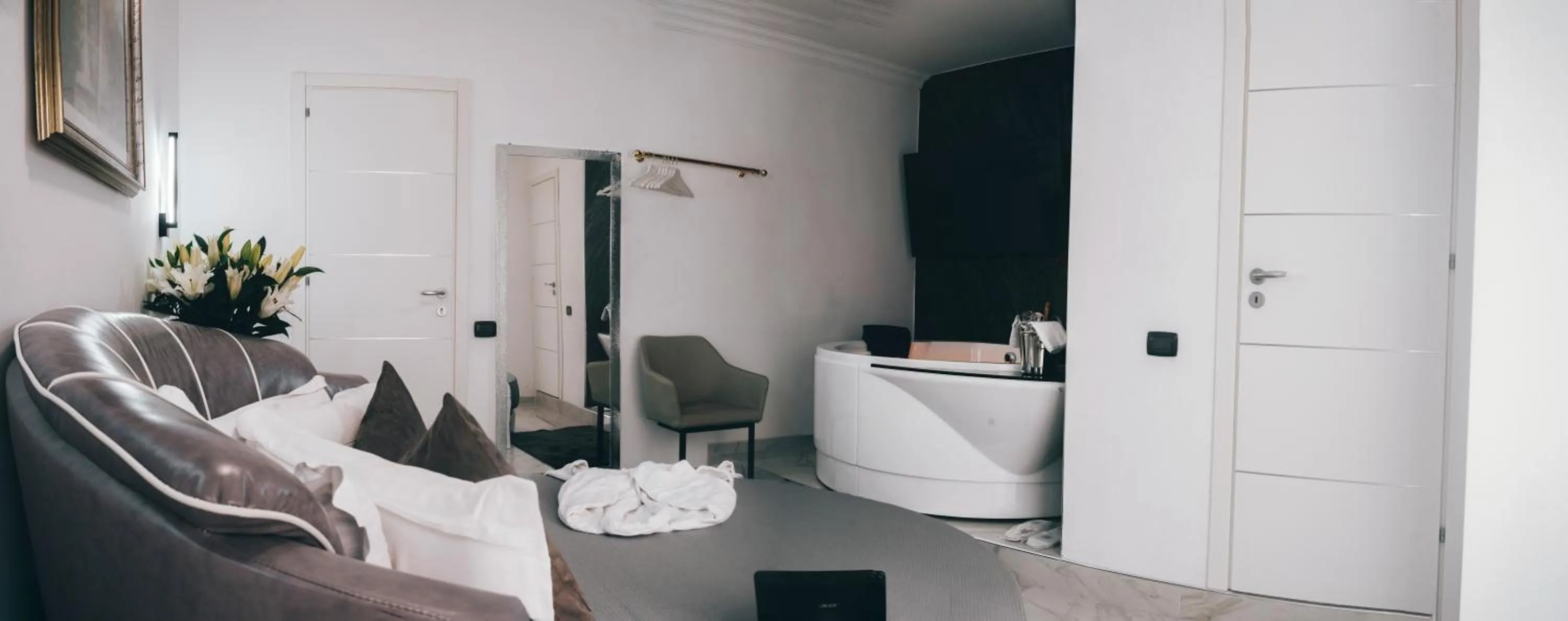 Photo of the whole room in Gregorio VII Luxury Suites San Damaso