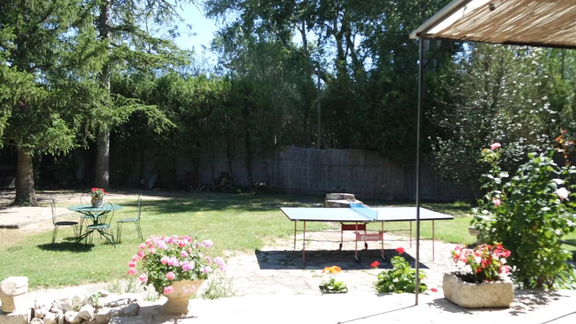 Garden view in Mas Grimaud - Gîte- Studio et chambres d'hôtes familiales