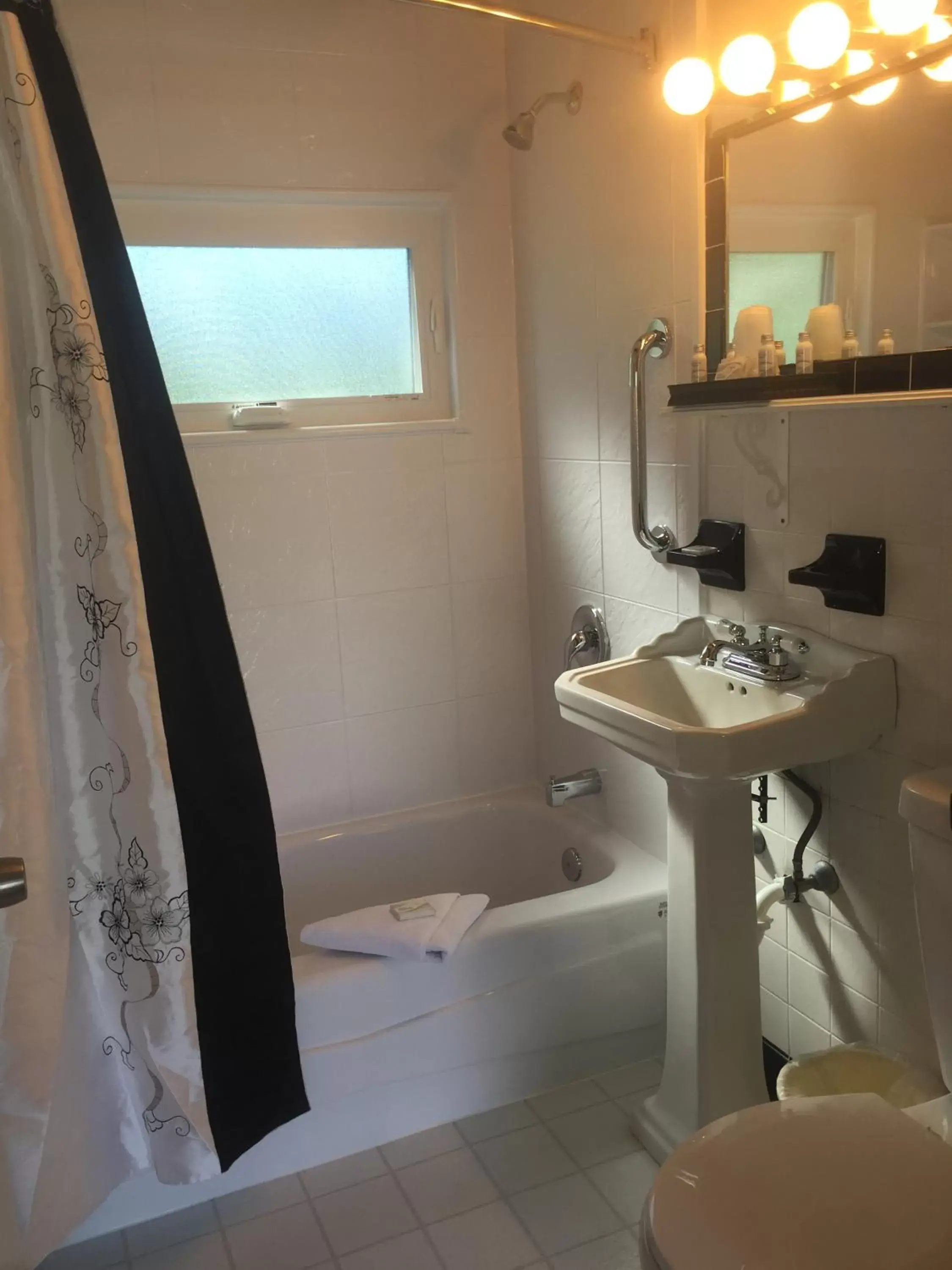 Shower, Bathroom in Claddagh Motel & Suites