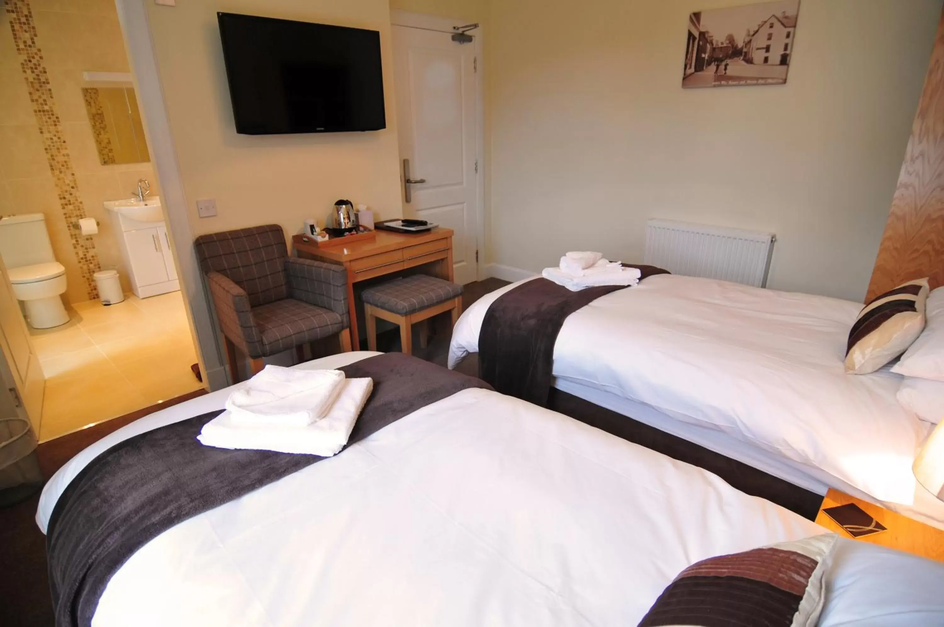 Photo of the whole room, Bed in Schiehallion Hotel