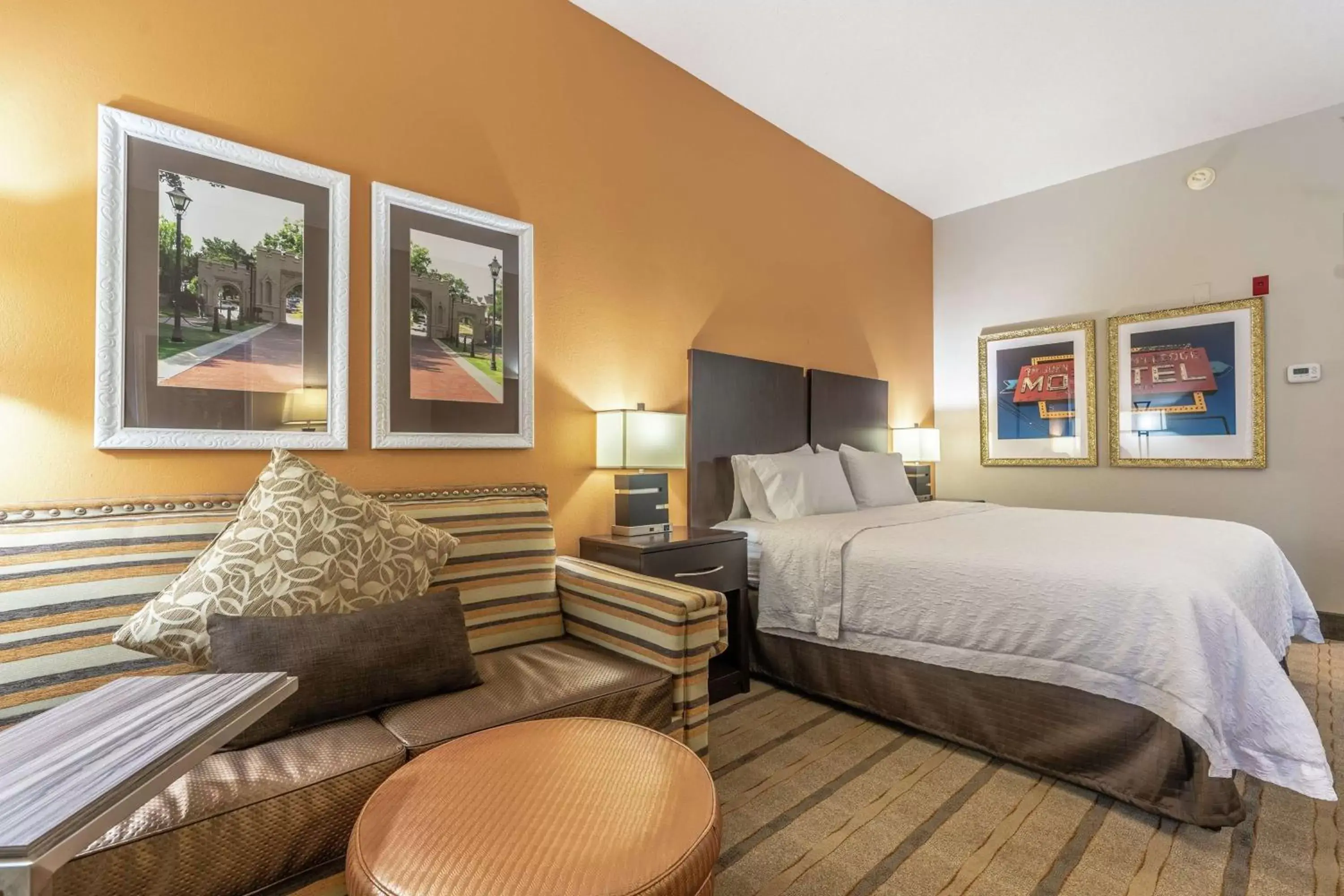Living room, Bed in Hampton Inn Milledgeville Living room, Bed in Hampton Inn Milledgeville