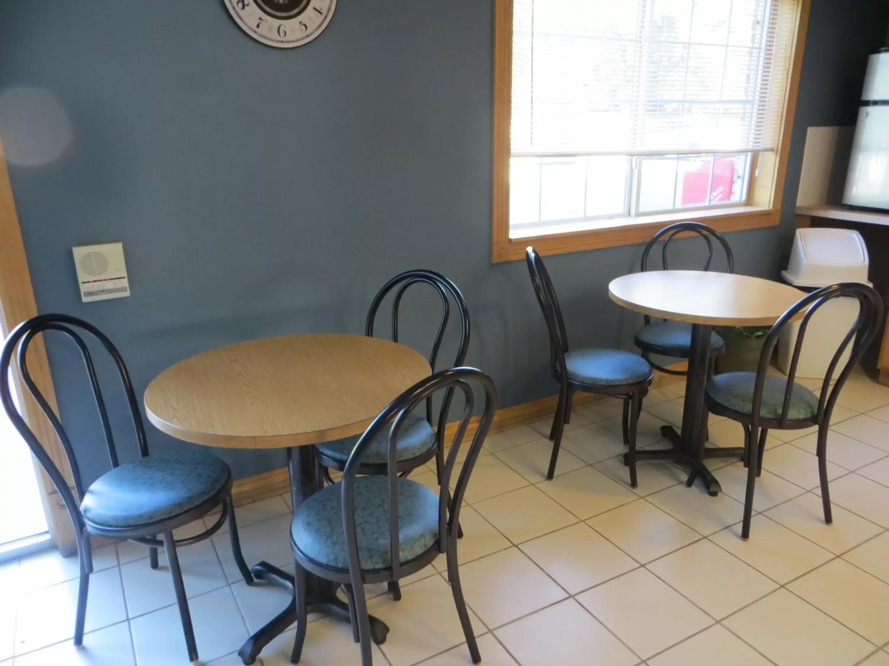 Seating area, Dining Area in Heritage Inn