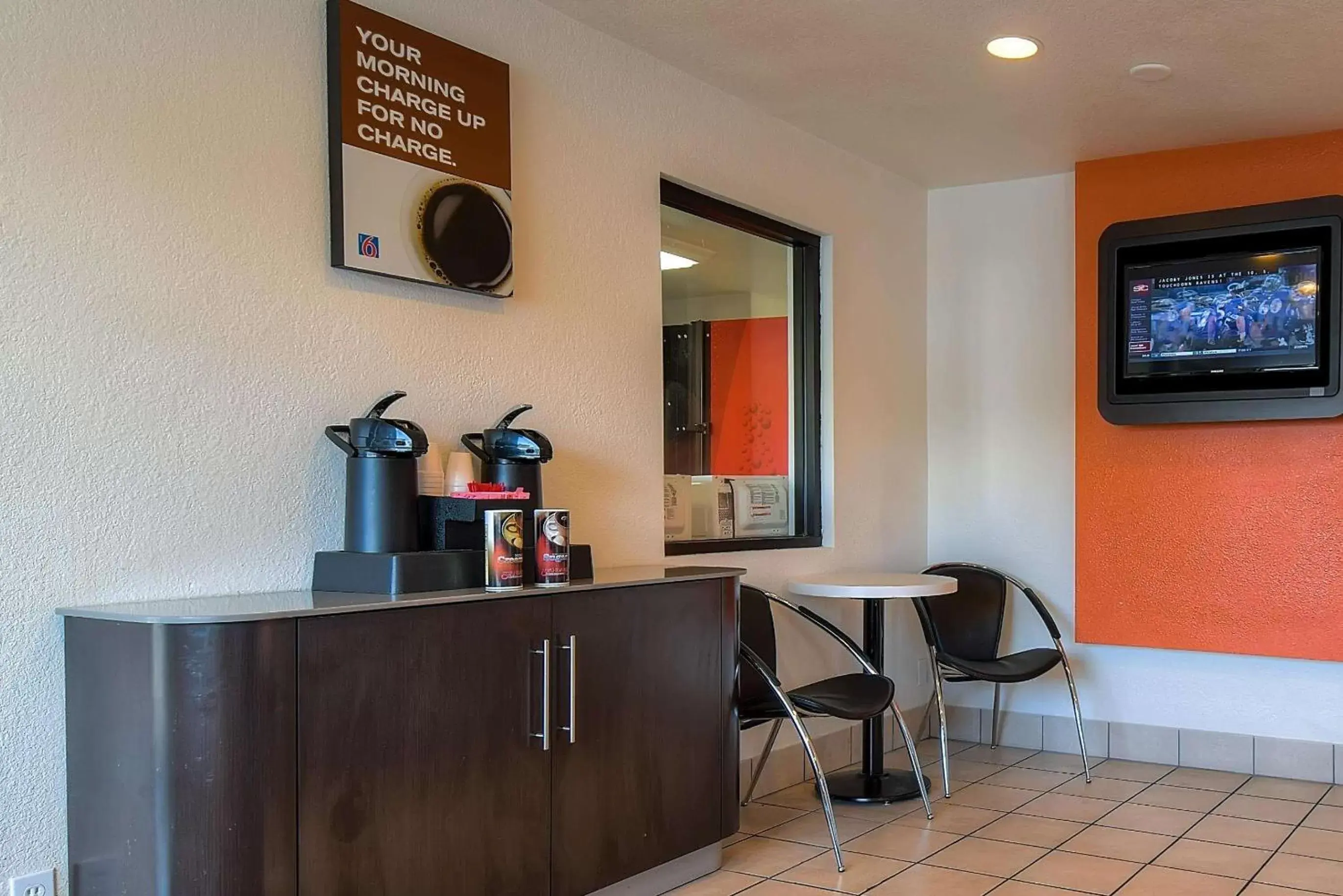Lobby or reception, Kitchen/Kitchenette in Motel 6-Stanton, CA