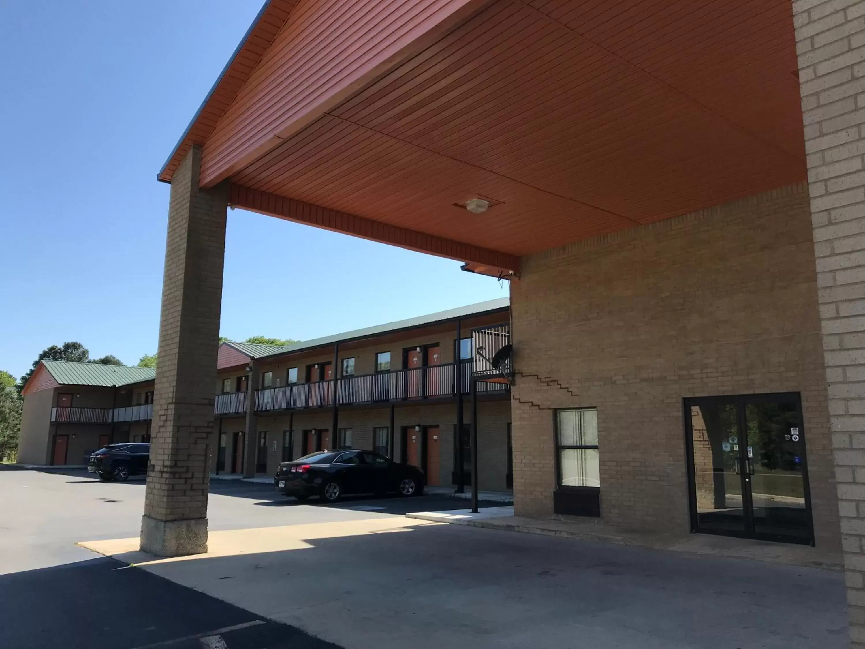 Property Building in Clairmont Inn & Suites - Warren