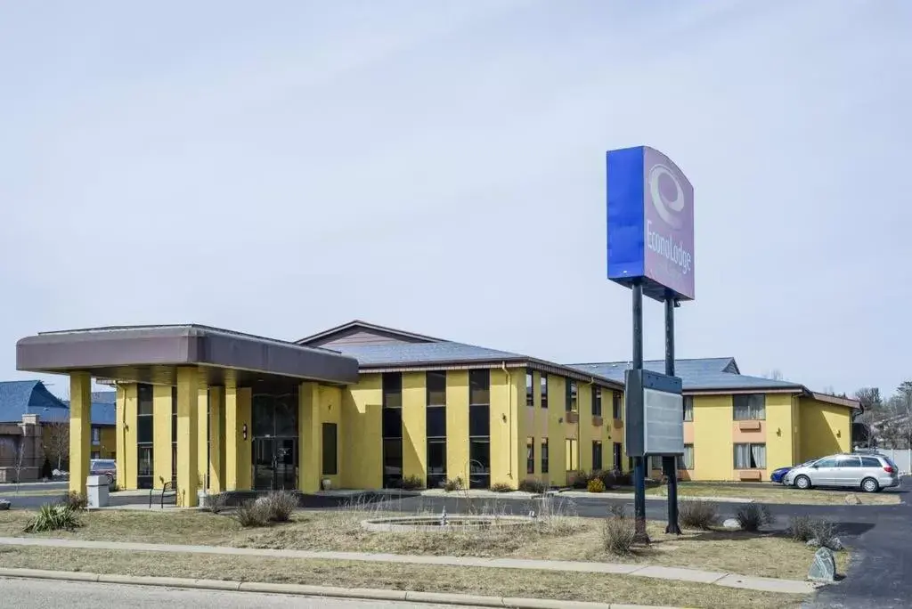 Property Building in Econo Lodge Inn & Suites