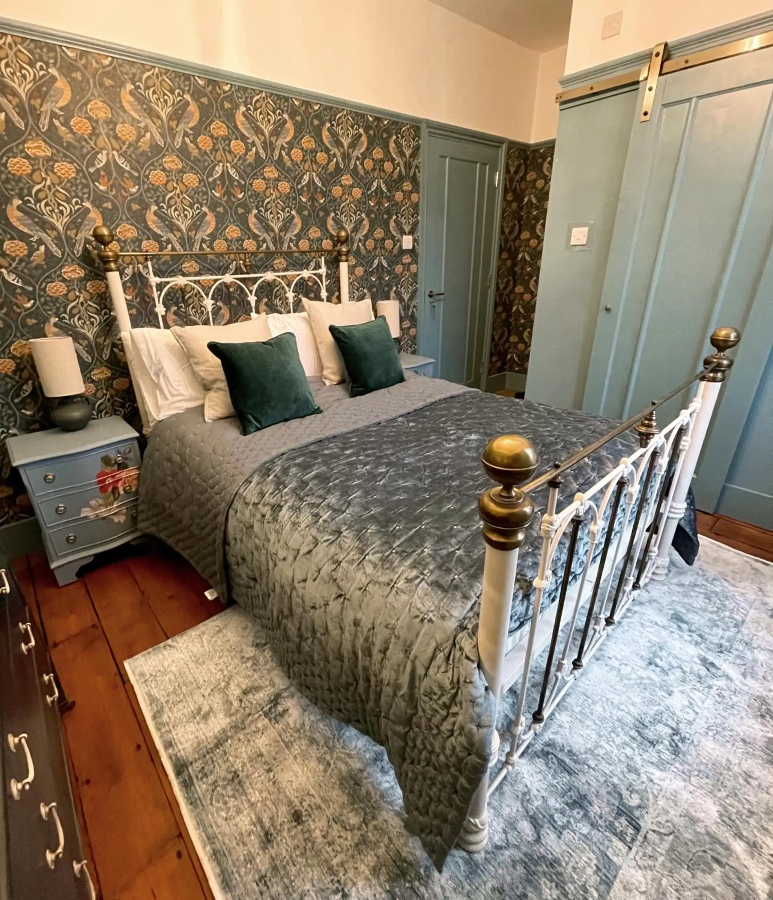Bedroom, Bed in The Crown Inn Dial Post