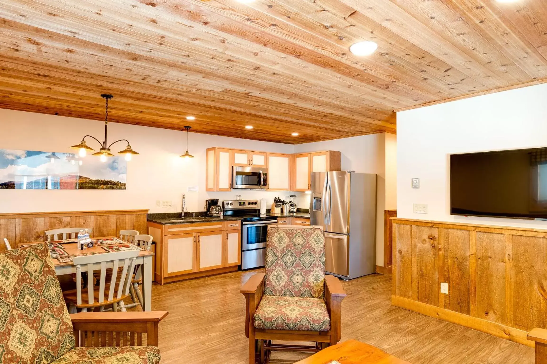 Kitchen or kitchenette, Seating Area in Cobble Mountain Lodge