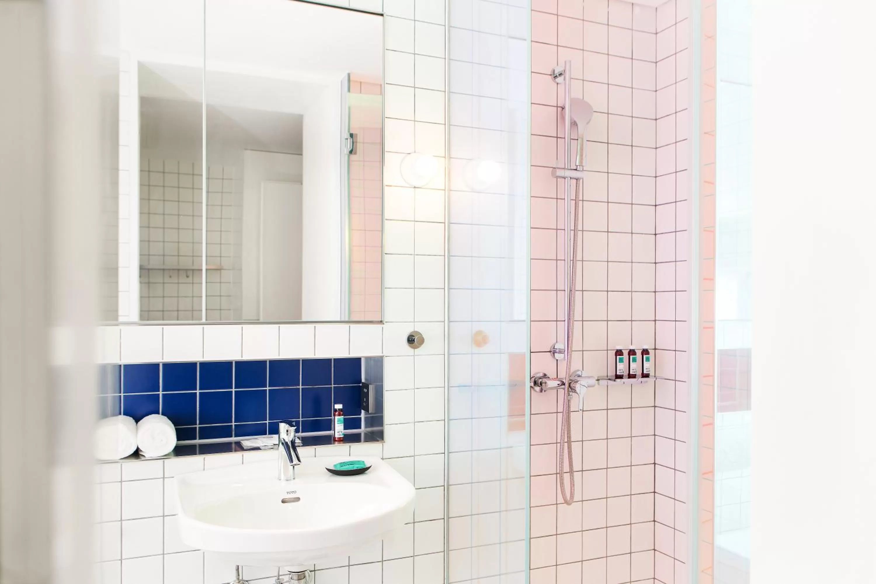 Shower in Stey Beijing 798 Art Zone Hotel