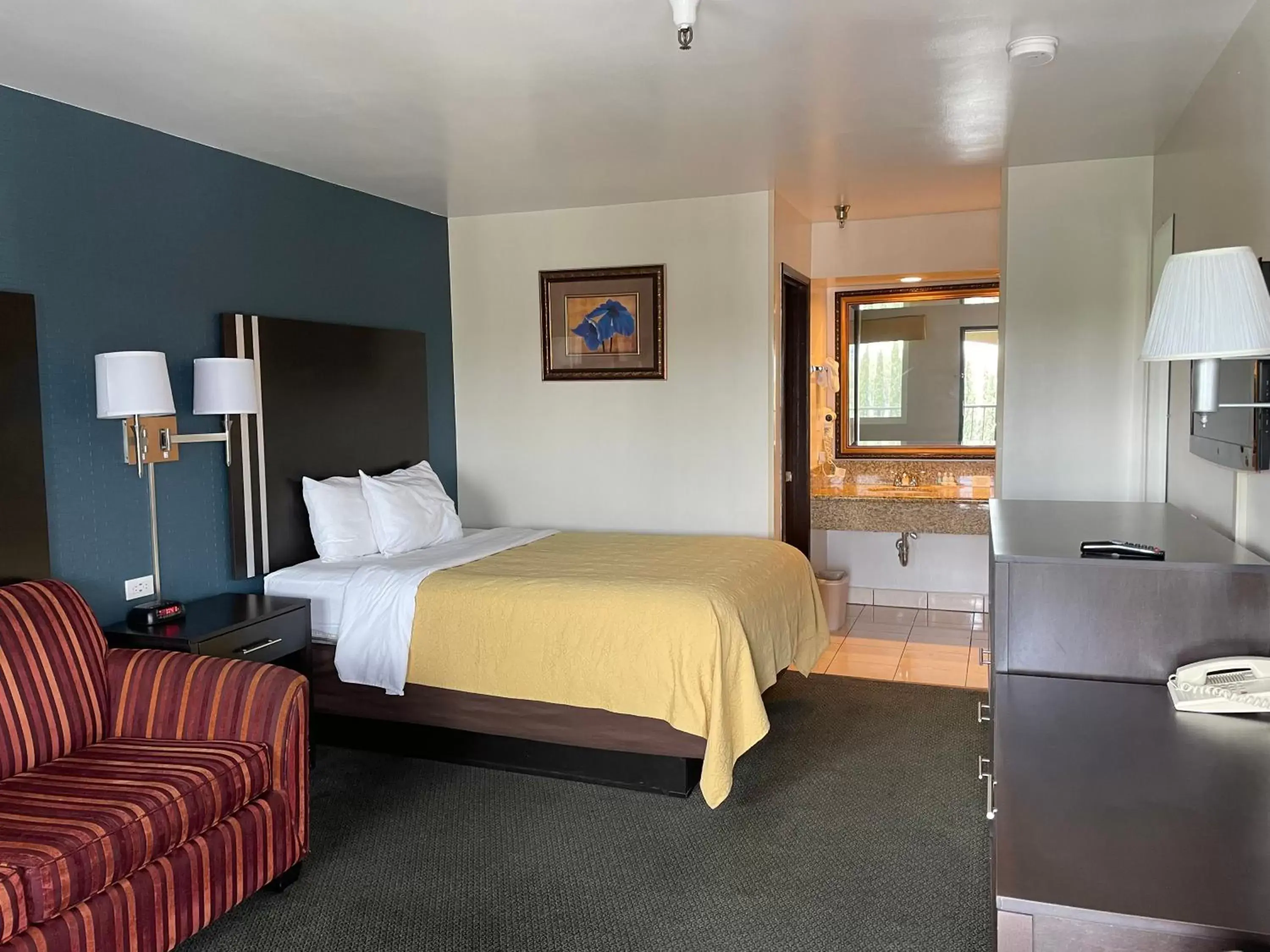 Swimming pool, Bed in Quality Inn Ontario Airport Convention Center