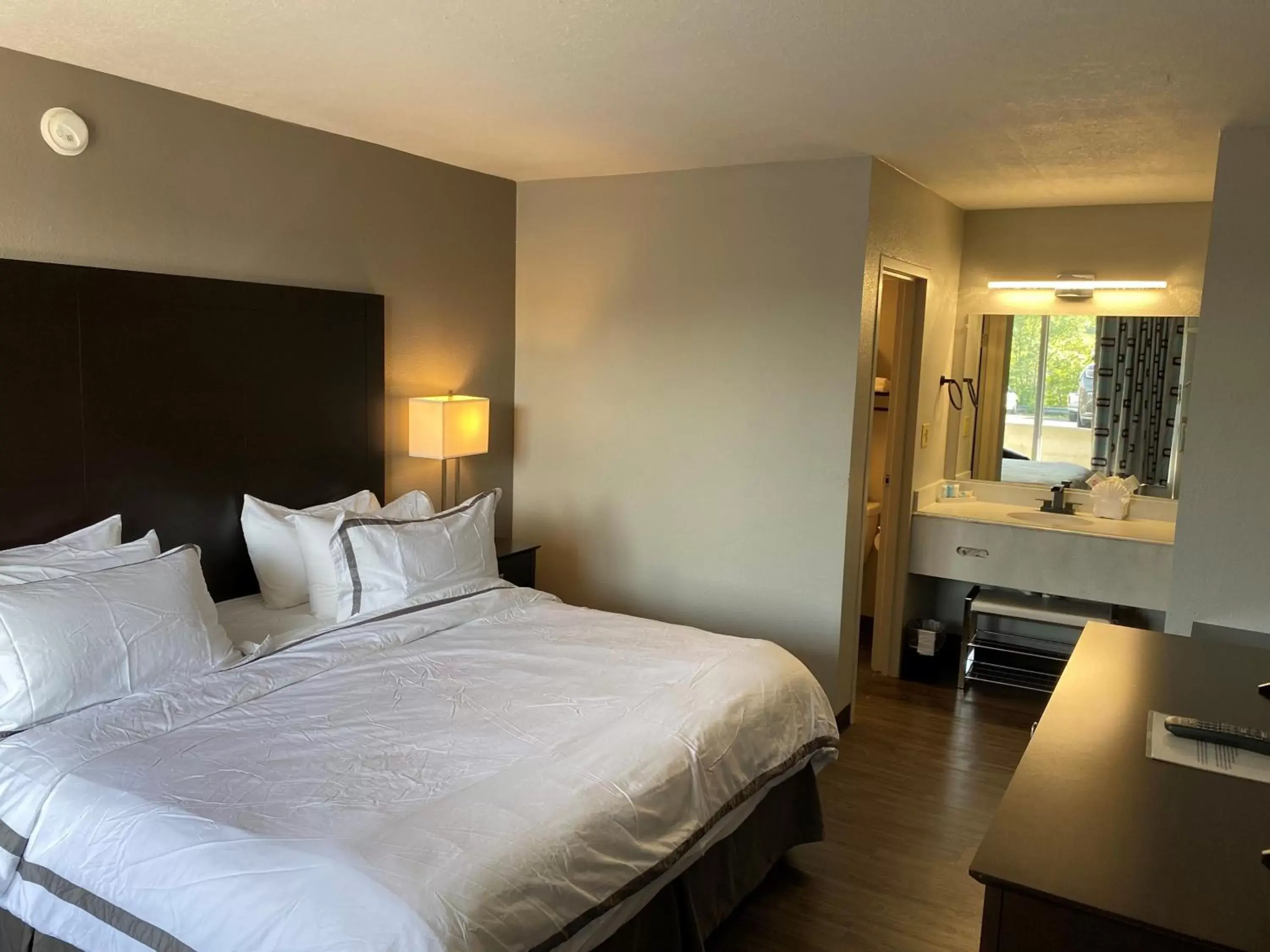 Photo of the whole room, Bed in The Resort at Lake of the Ozarks Photo of the whole room, Bed in The Resort at Lake of the Ozarks