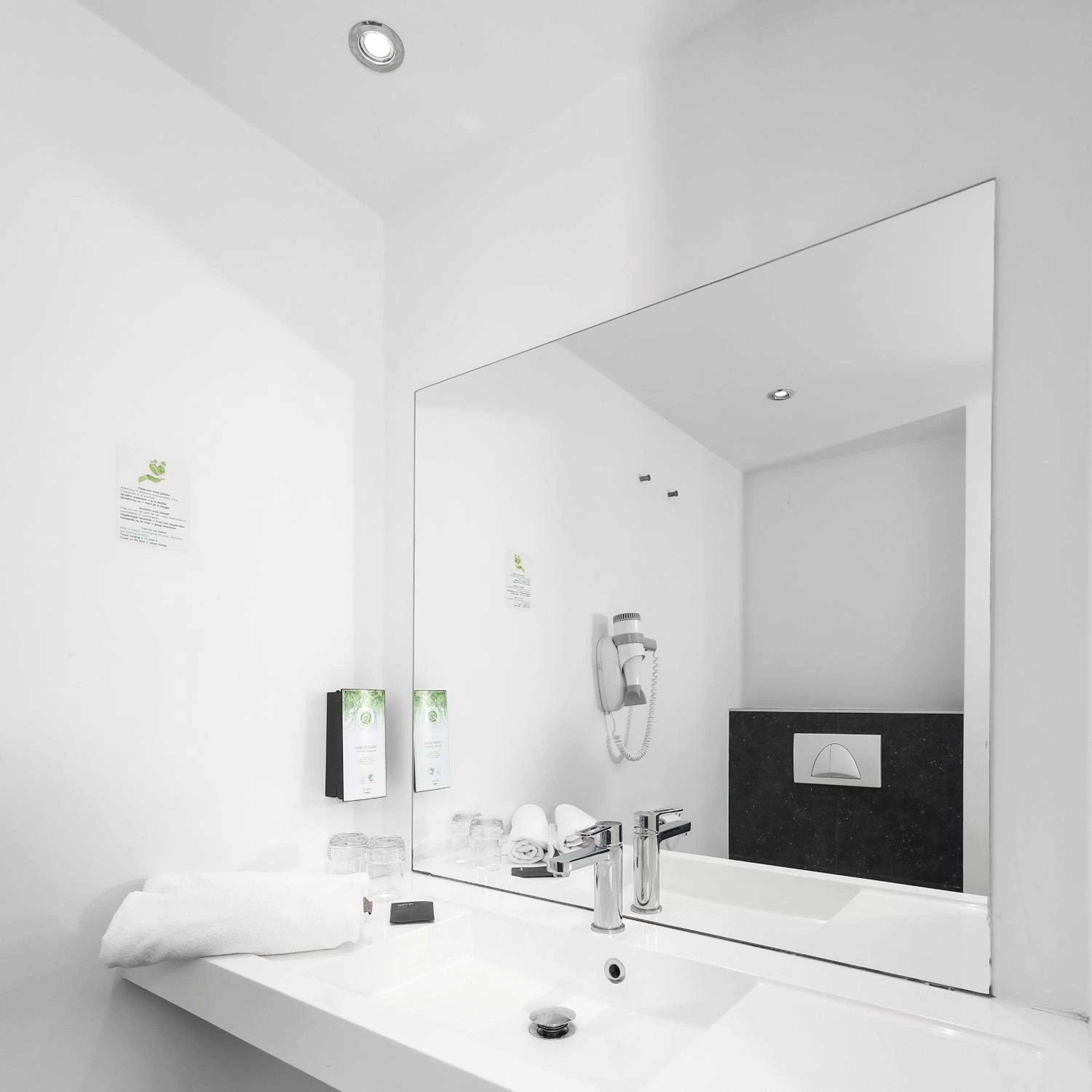 Shower, Bathroom in Hotel Eden Ardenne