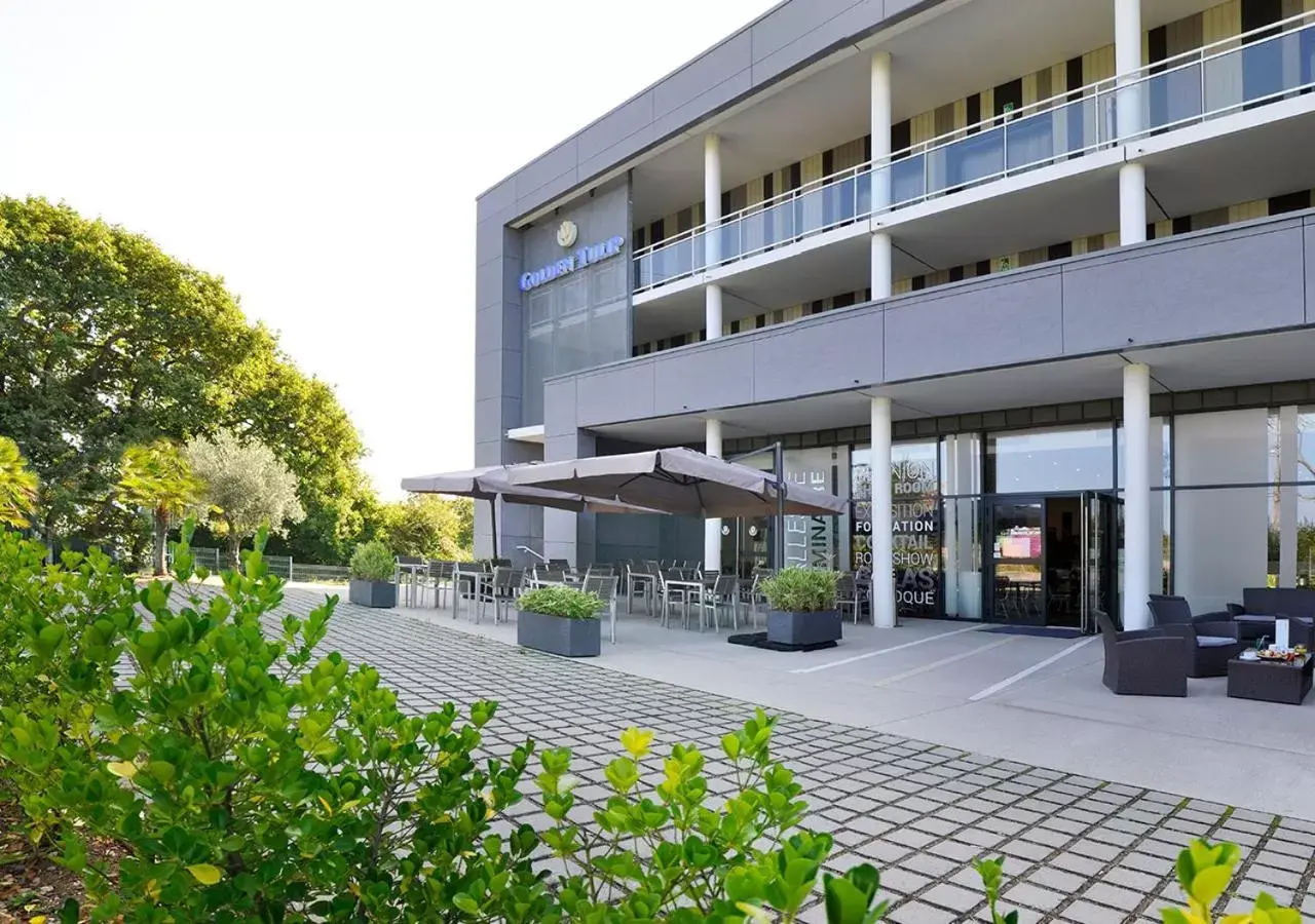 Facade/entrance, Property Building in Golden Tulip Pornic Suites