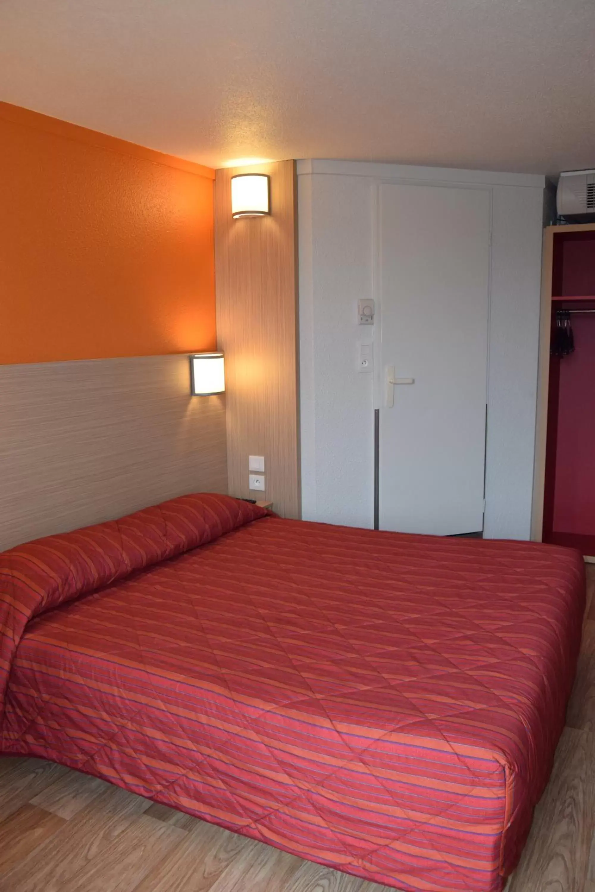 Photo of the whole room, Bed in Premiere Classe Creil - Villers Saint Paul