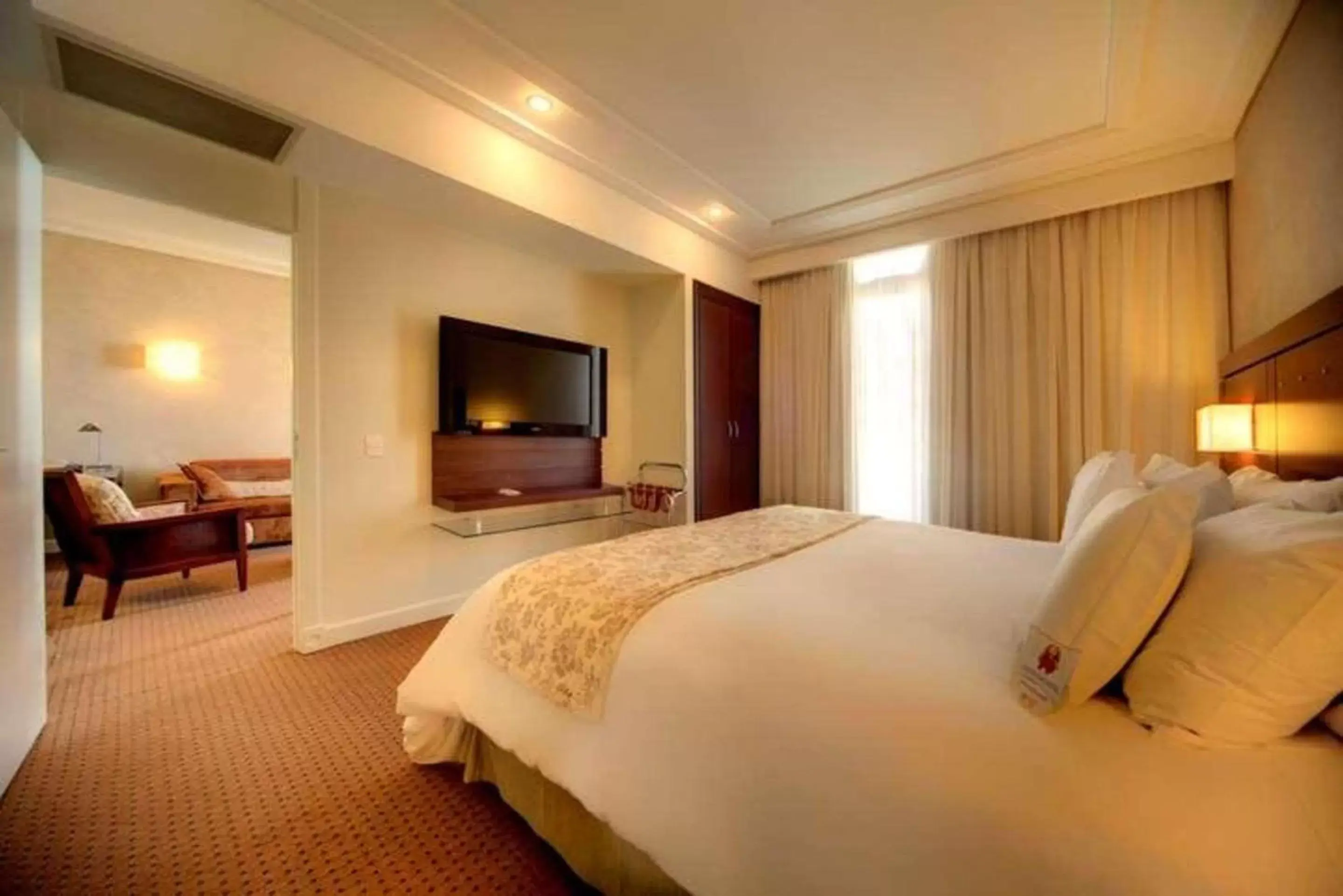 Bedroom, TV/Entertainment Center in Radisson Hotel Curitiba