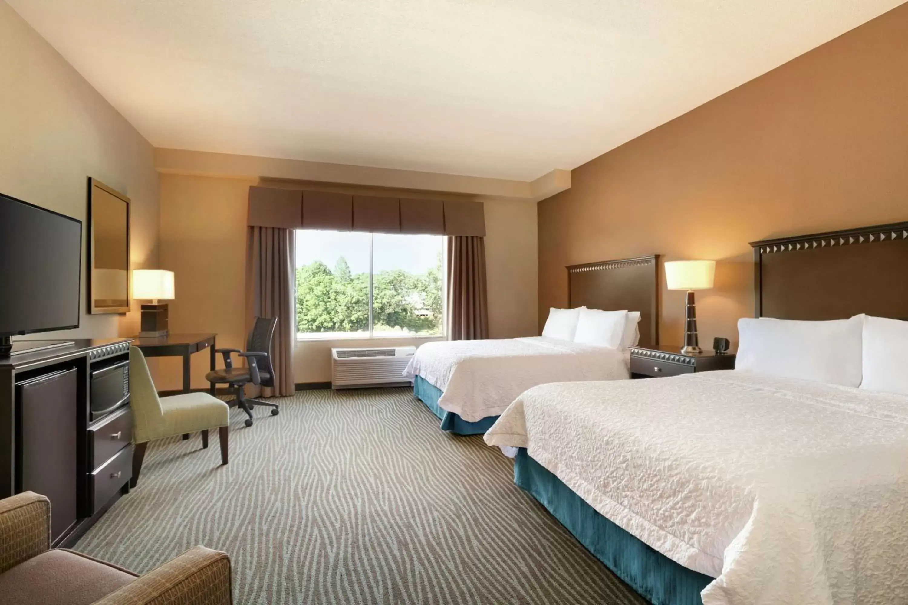 Bedroom, Bed in Hampton Inn and Suites Parkersburg Downtown Bedroom, Bed in Hampton Inn and Suites Parkersburg Downtown