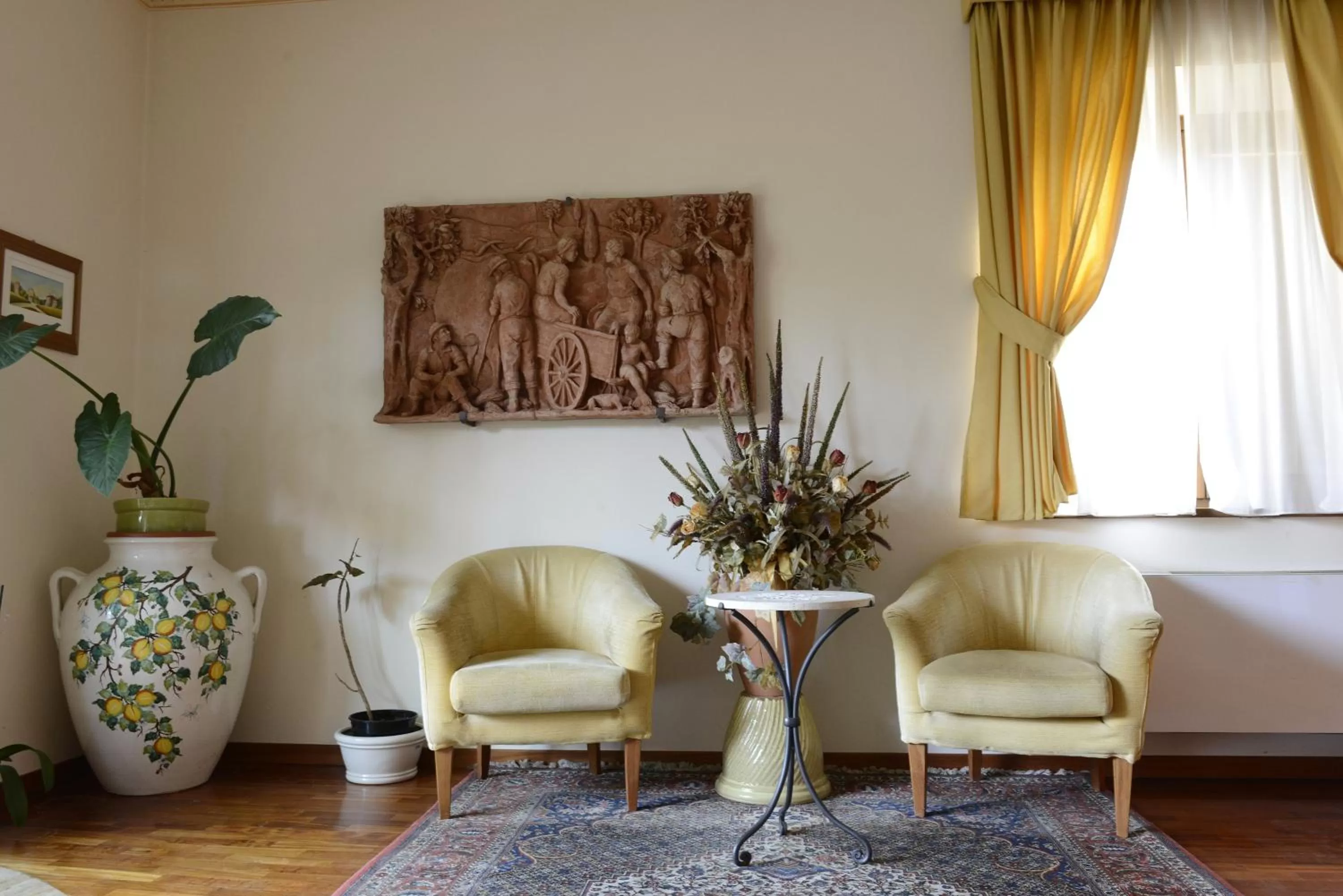 Seating area in Hotel Rutiliano
