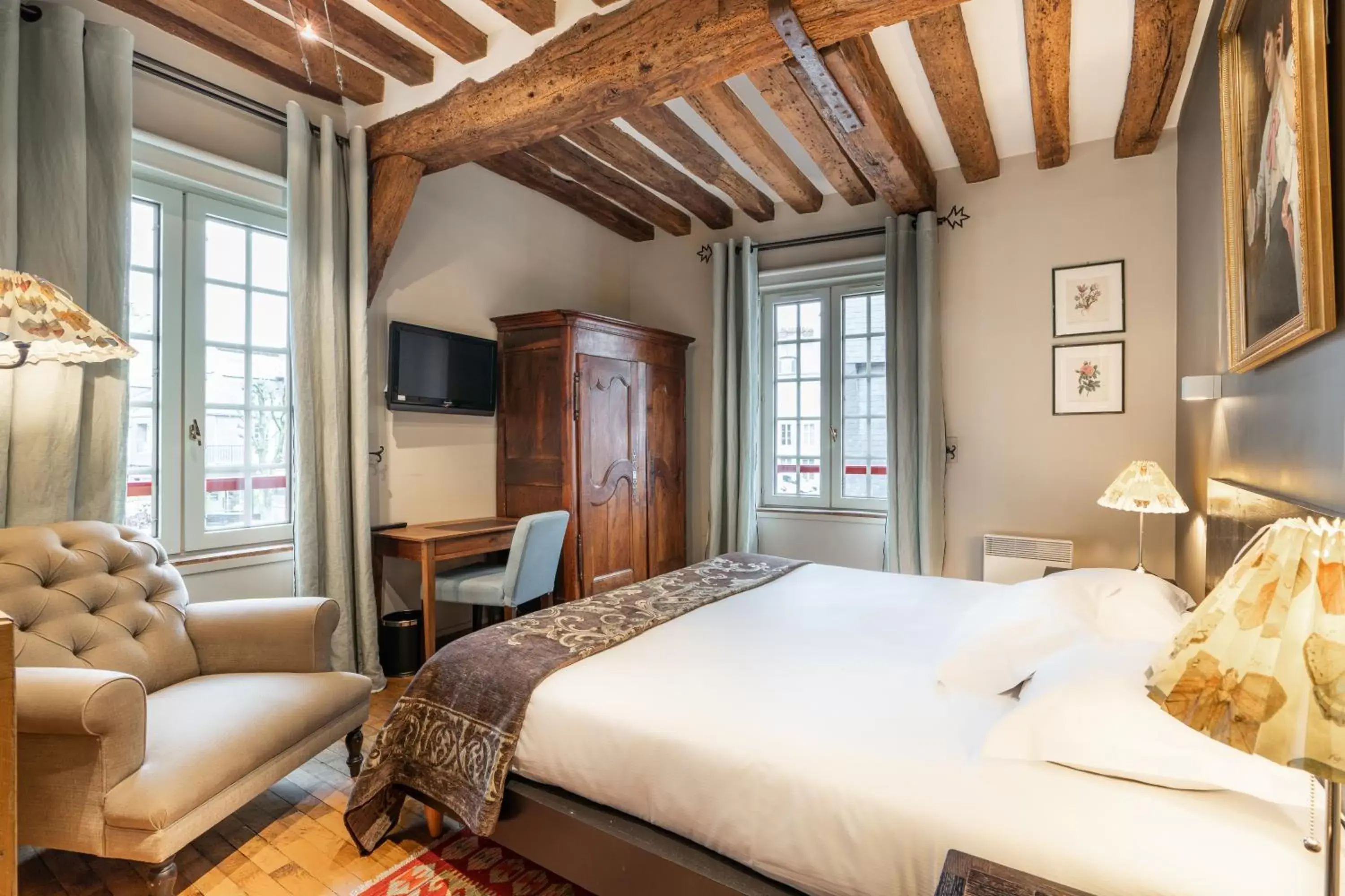 Bedroom in L'Absinthe Hotel