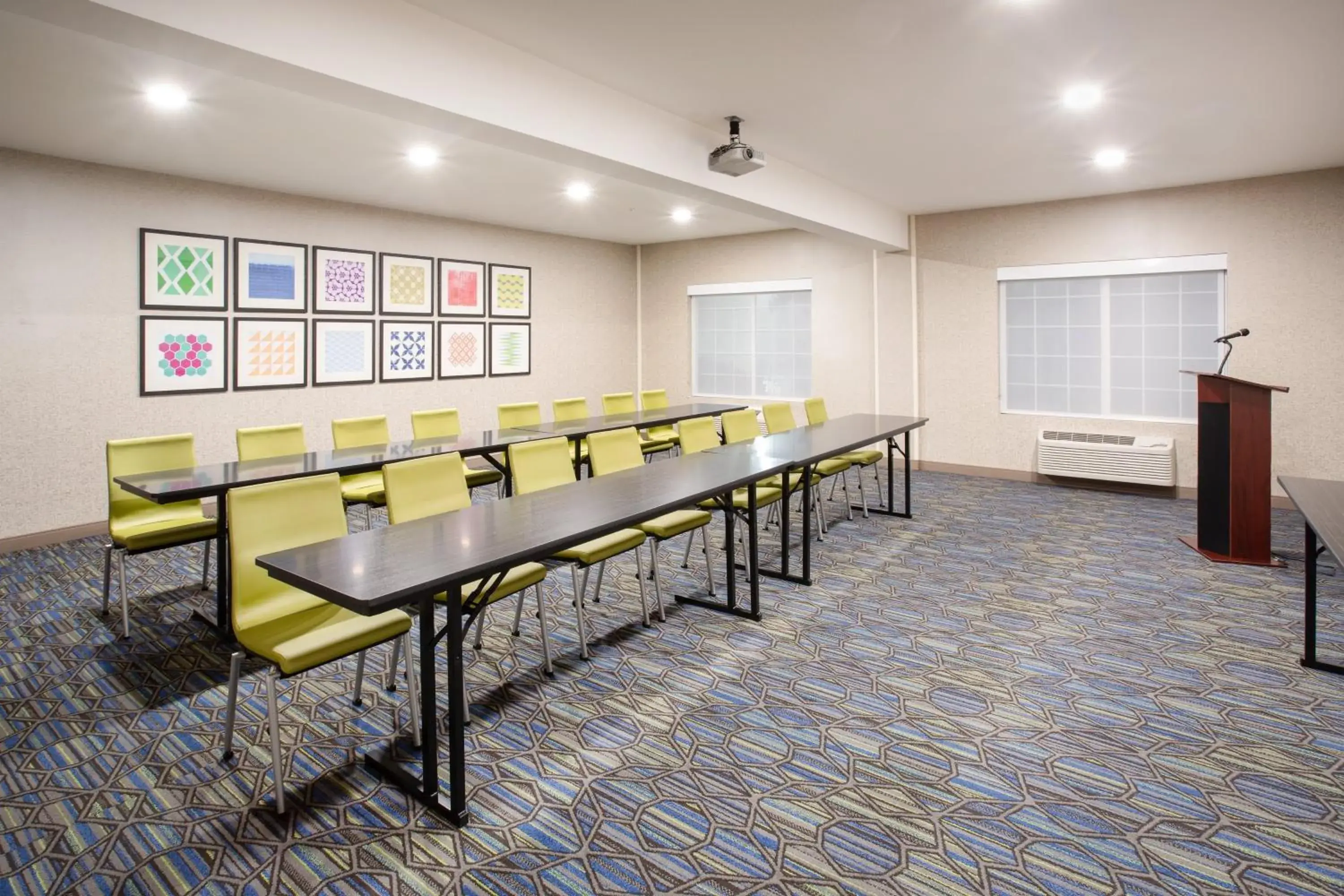 Meeting/conference room in Holiday Inn Express & Suites Lincoln City, an IHG Hotel