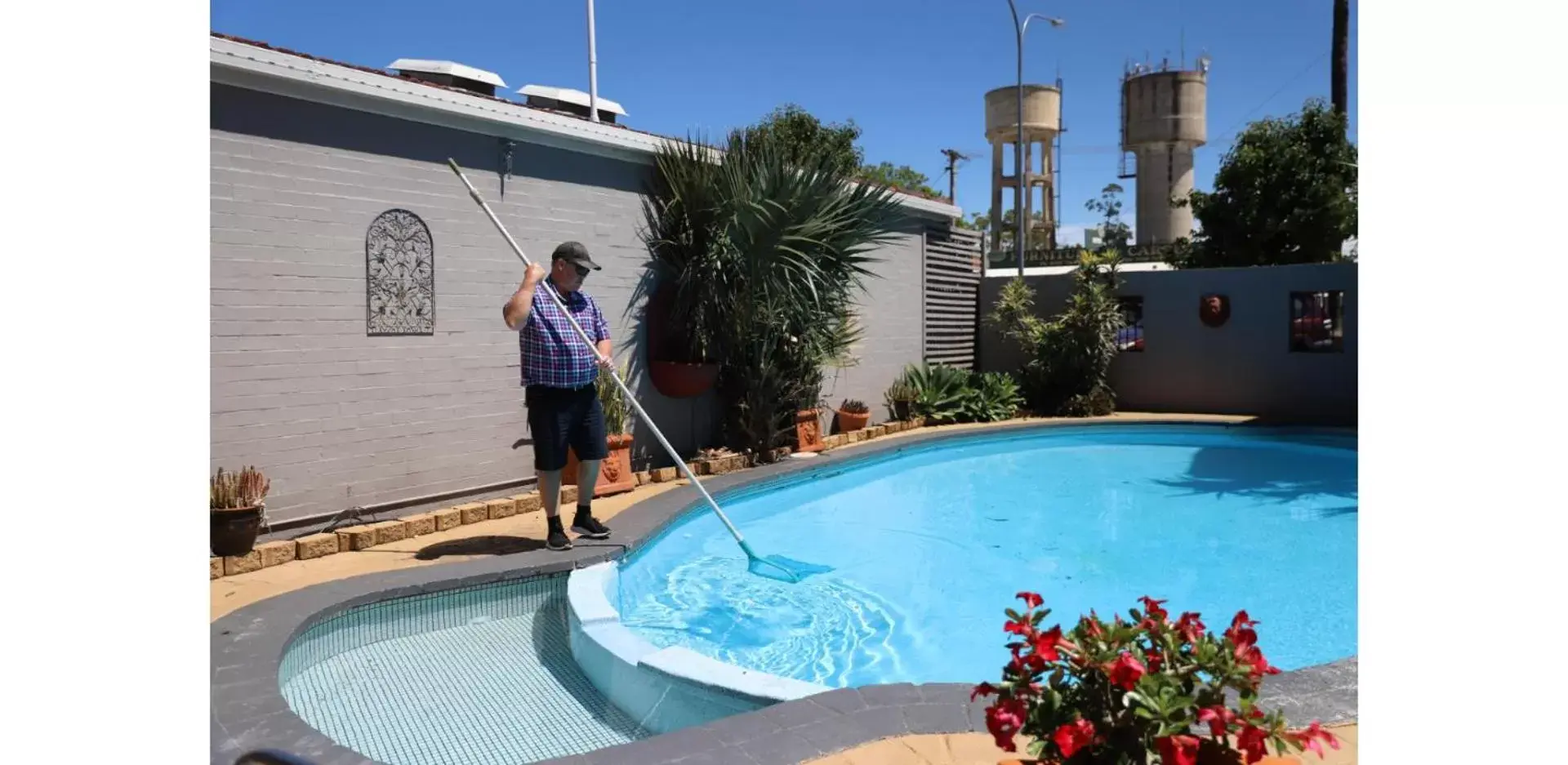 Swimming Pool in The Town House Motor Inn